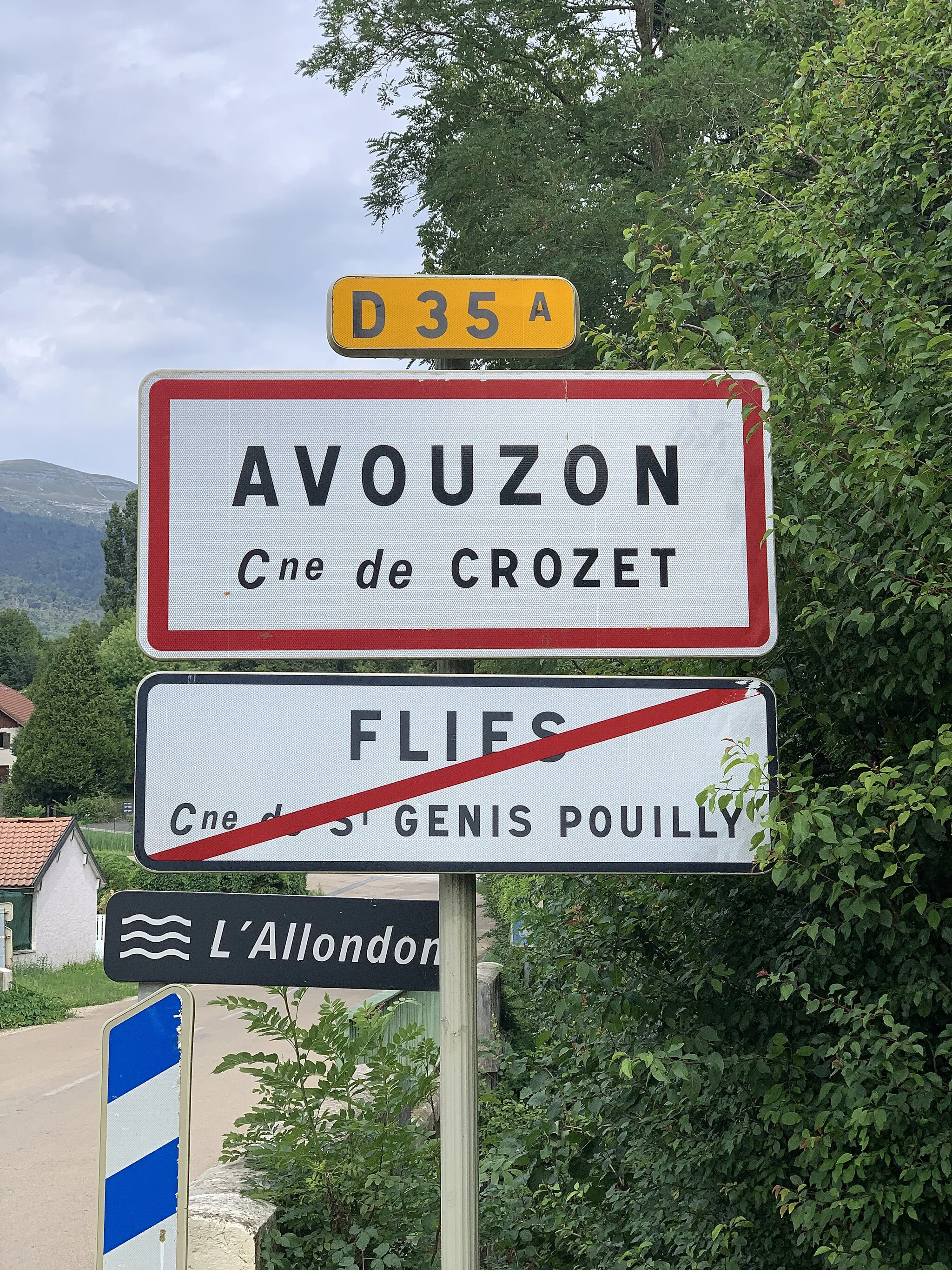 Photo showing: Panneau d'entrée dans Avouzon et de sortie de Flies, Crozet, Ain.