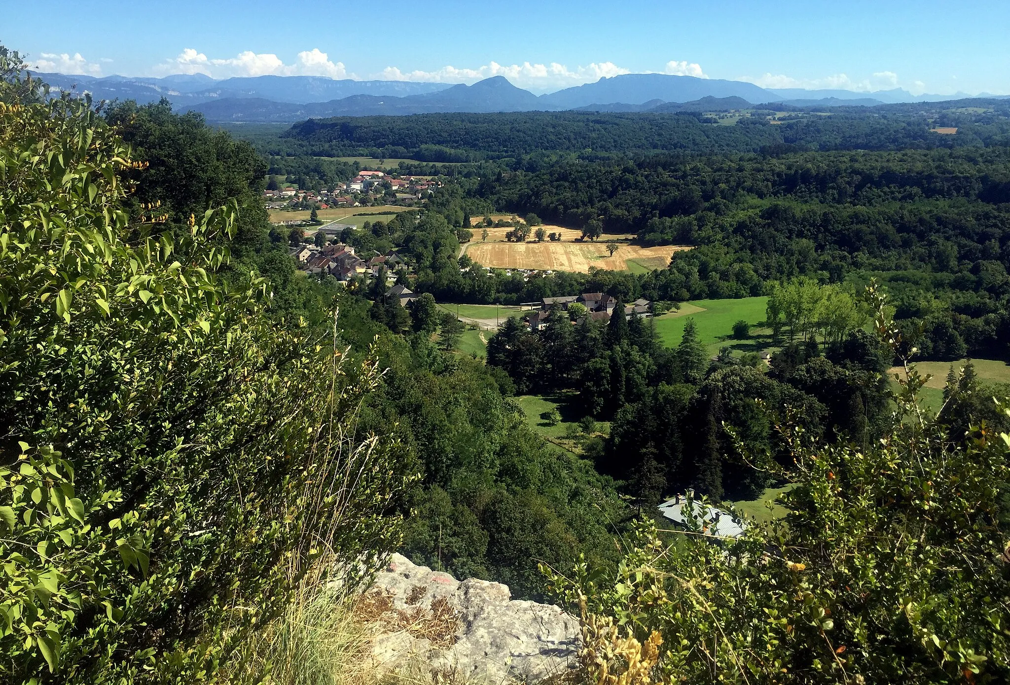 Photo showing: Vue depuis la cascade de Cerveyrieu (on aperçoit Artemare).