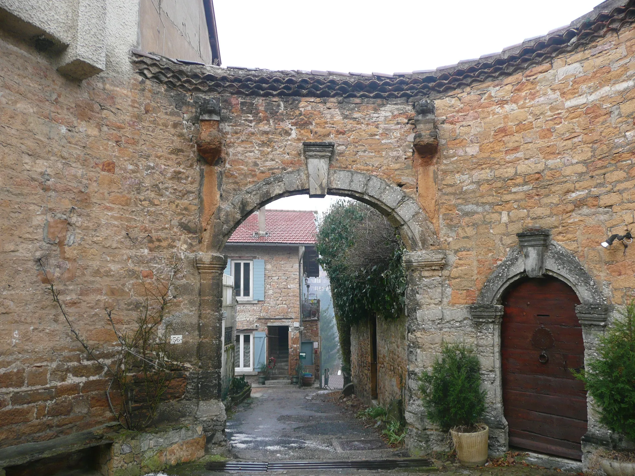 Photo showing: Portail du 56 trolanderie à Curis-au-Mont-d'Or