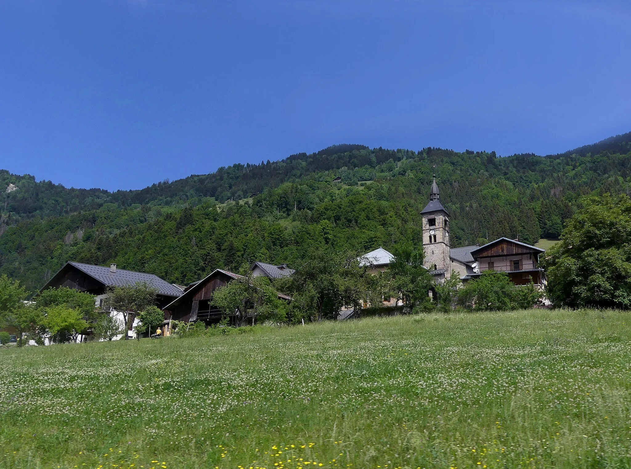 Photo showing: Sight, in spring, of Villard-sur-Doron village near Albertville, Savoie, France.
