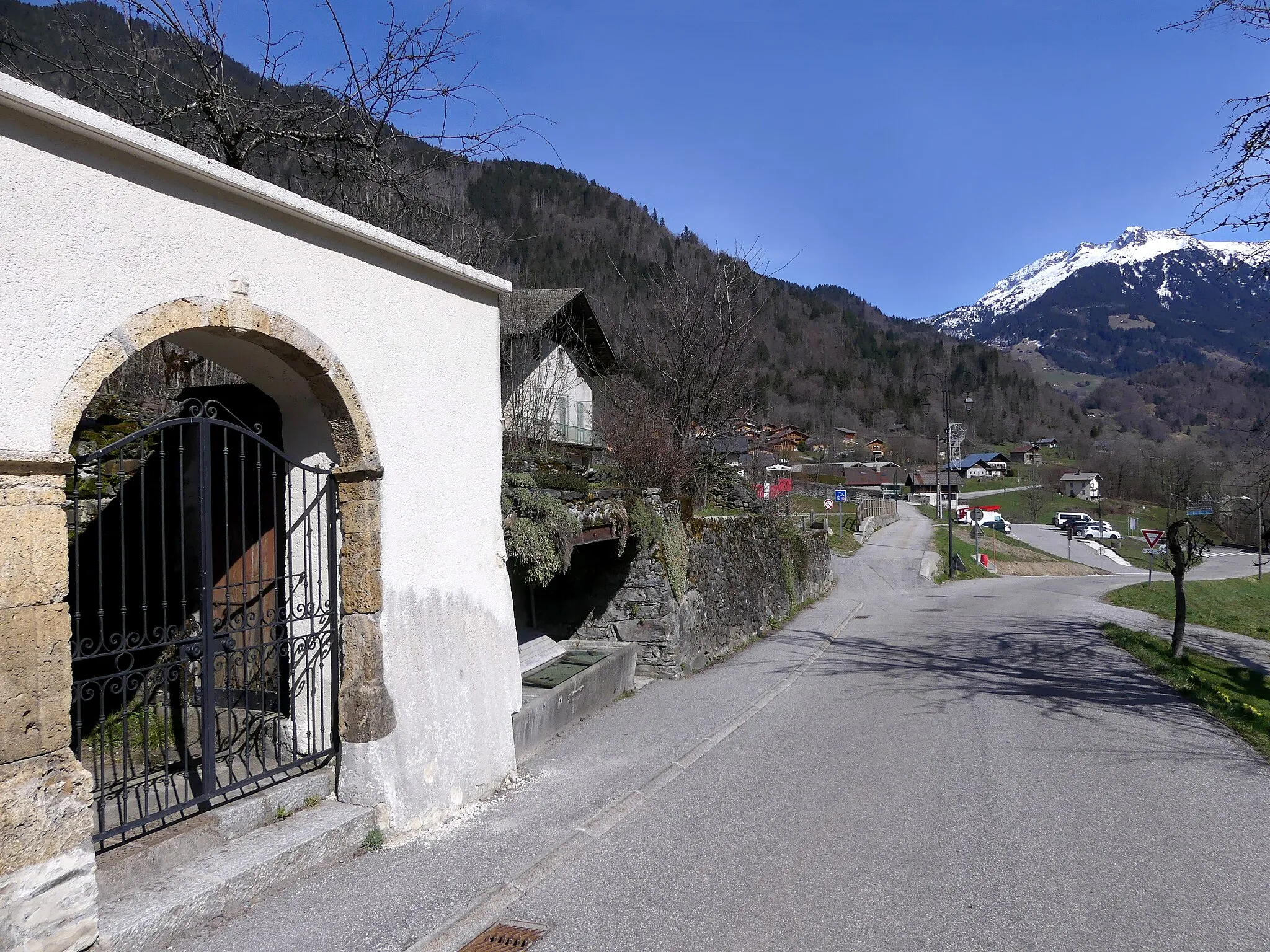 Photo showing: Sight of Rue du Village street in Villard-sur-Doron village, Savoie, France.