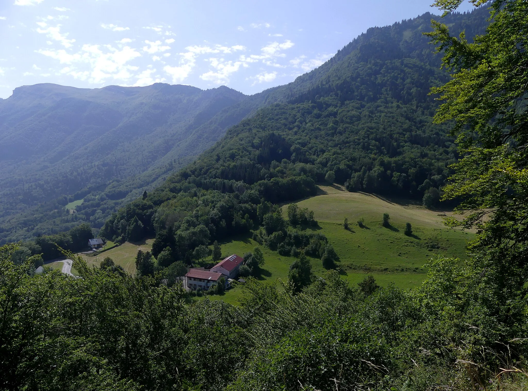 Photo showing: Sight, from Fort de Tamié fortification, of Col de Tamié pass, in Savoie, France.