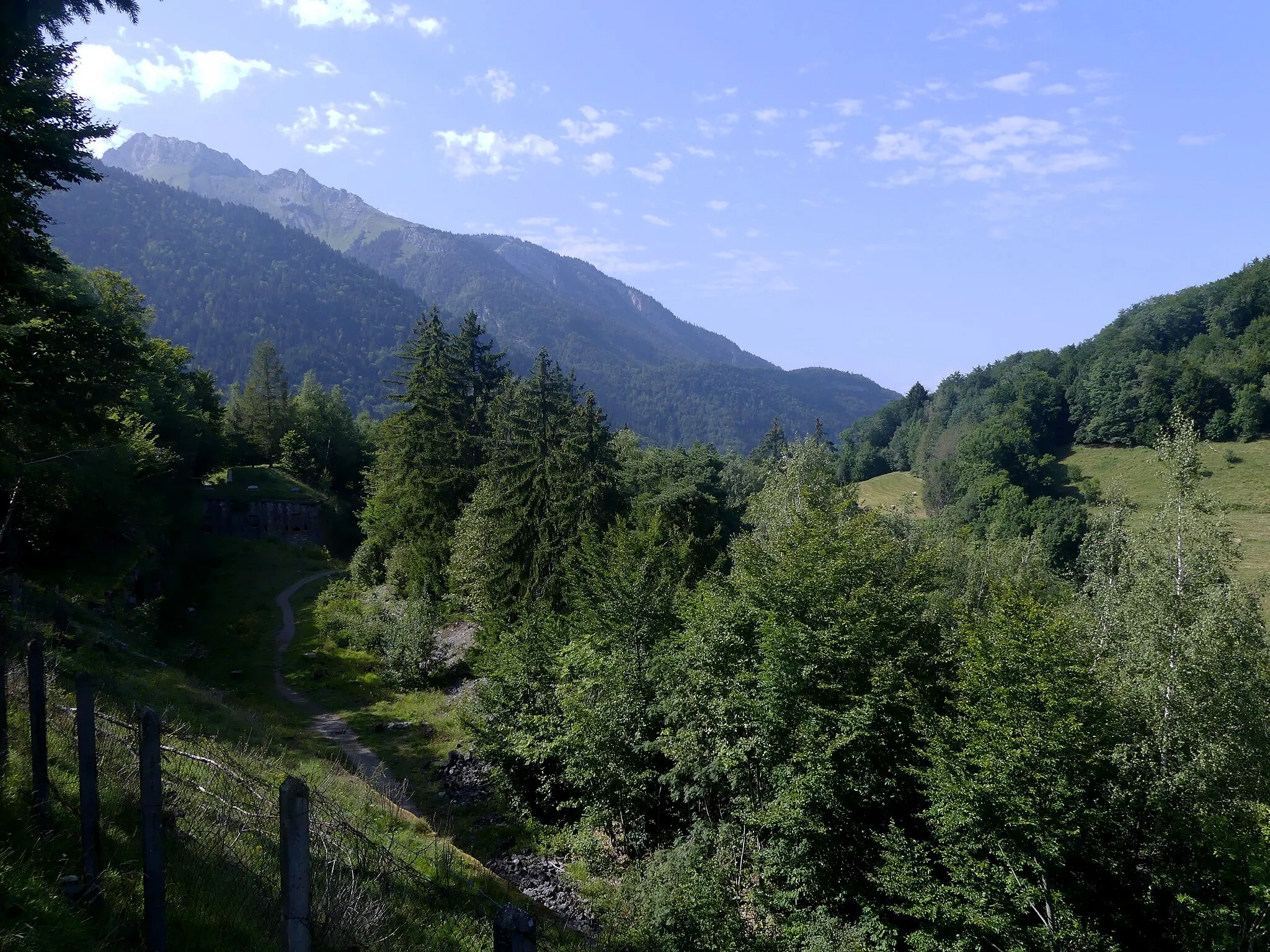 Photo showing: Sight, from Fort de Tamié fortification, of Collet de Tamié pass, in Savoie, France.