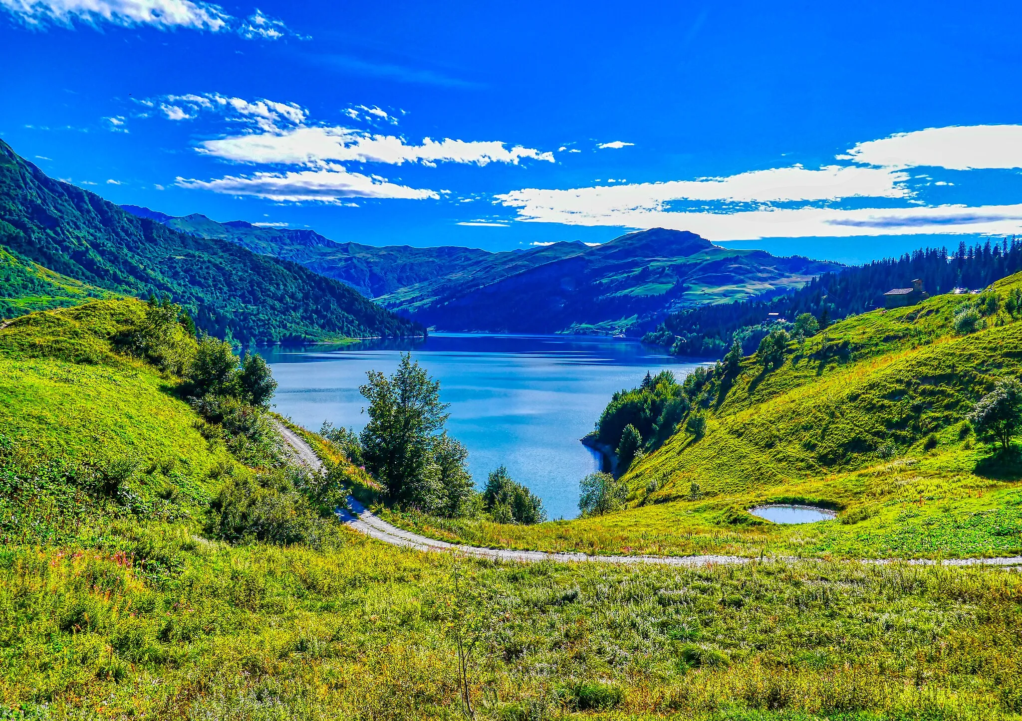 Photo showing: Roselend Lake, Beaufort, Department of Savoy, Region of Auvergne-Rhône-Alpes (former Rhône-Alpes), France