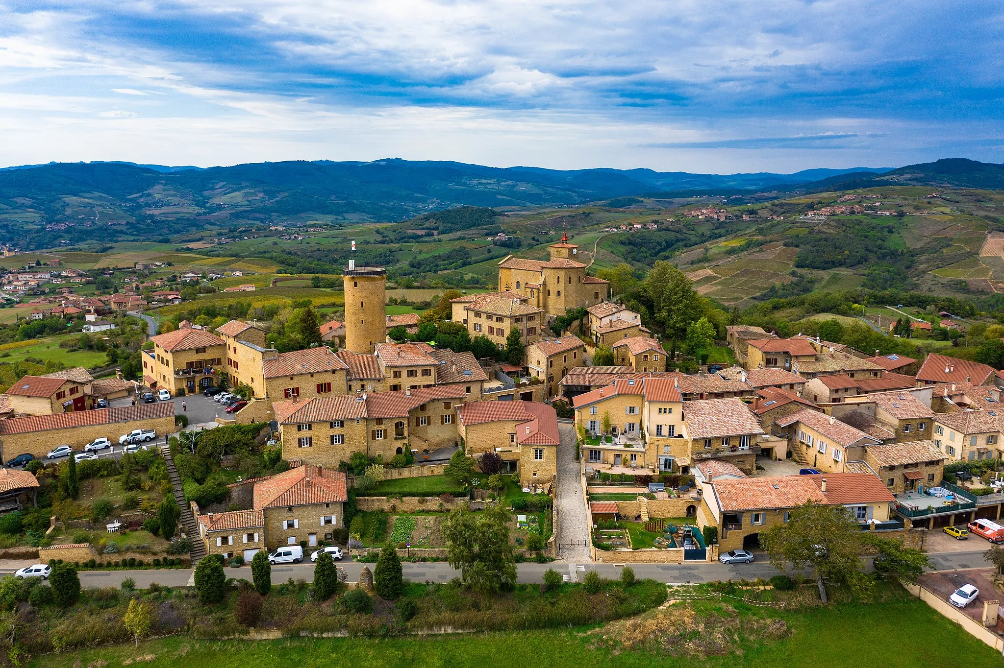 Photo showing: Vue aérienne de la commune d’oingt (Rhône