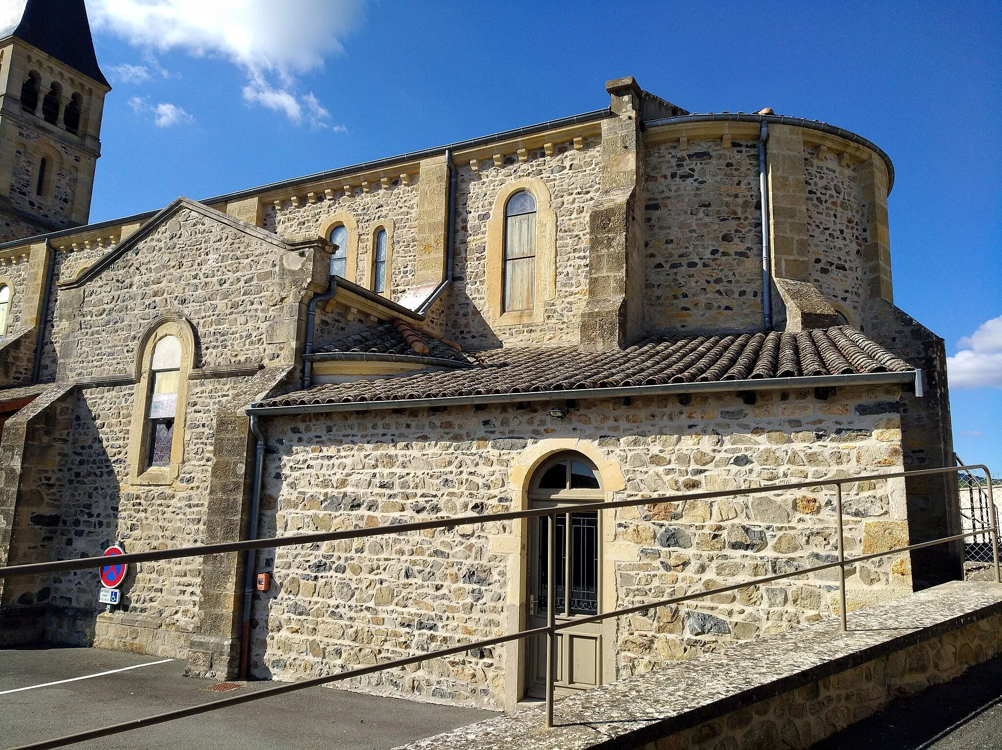 Photo showing: Chevet de l'église Sainte-Madeleine de Chénelette (Rhône, France).