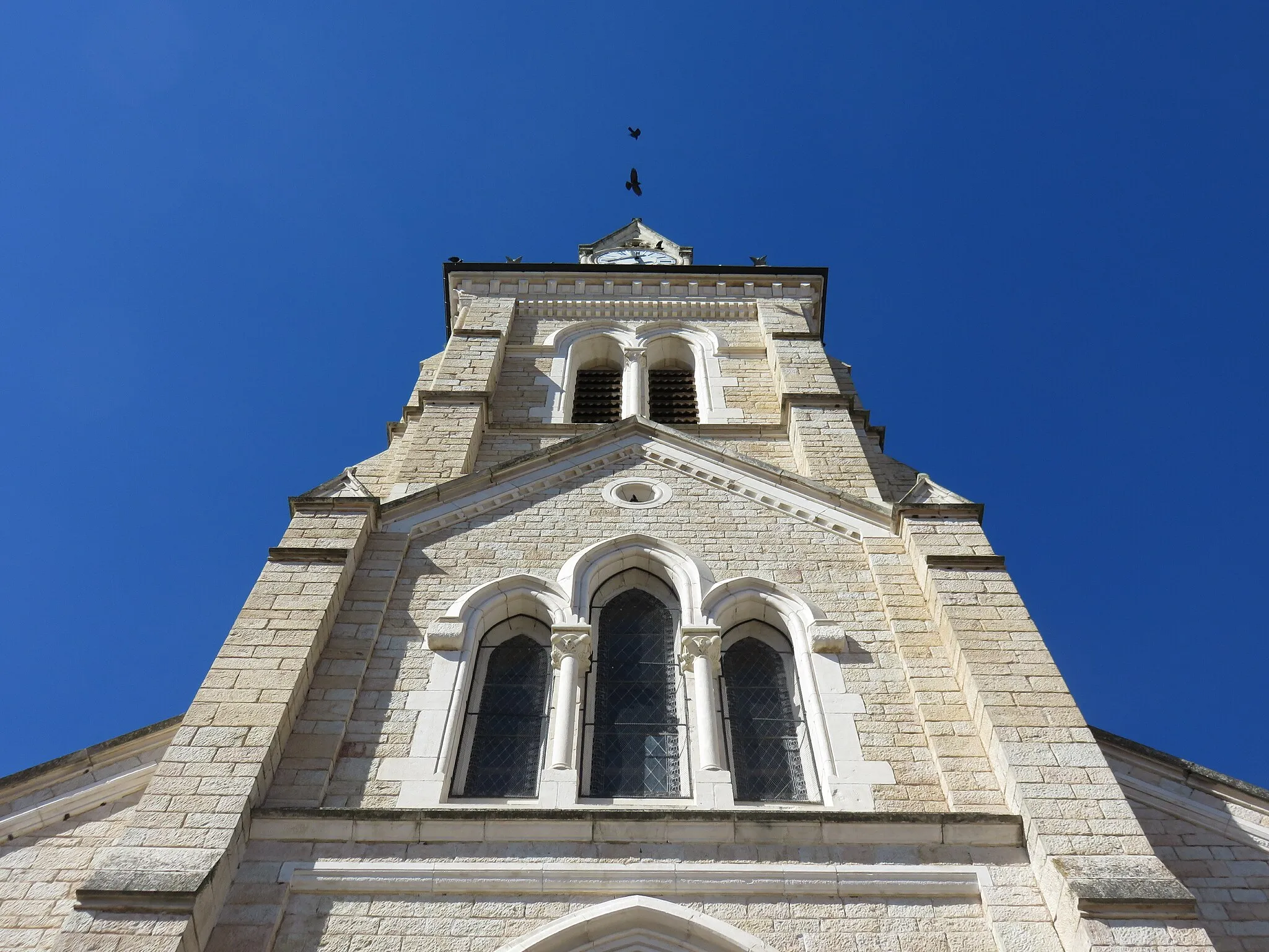 Photo showing: Vue en contre-plongée du clocher de l'église Saint-Pierre de Quincié-en-Beaujolais (Rhône, France).