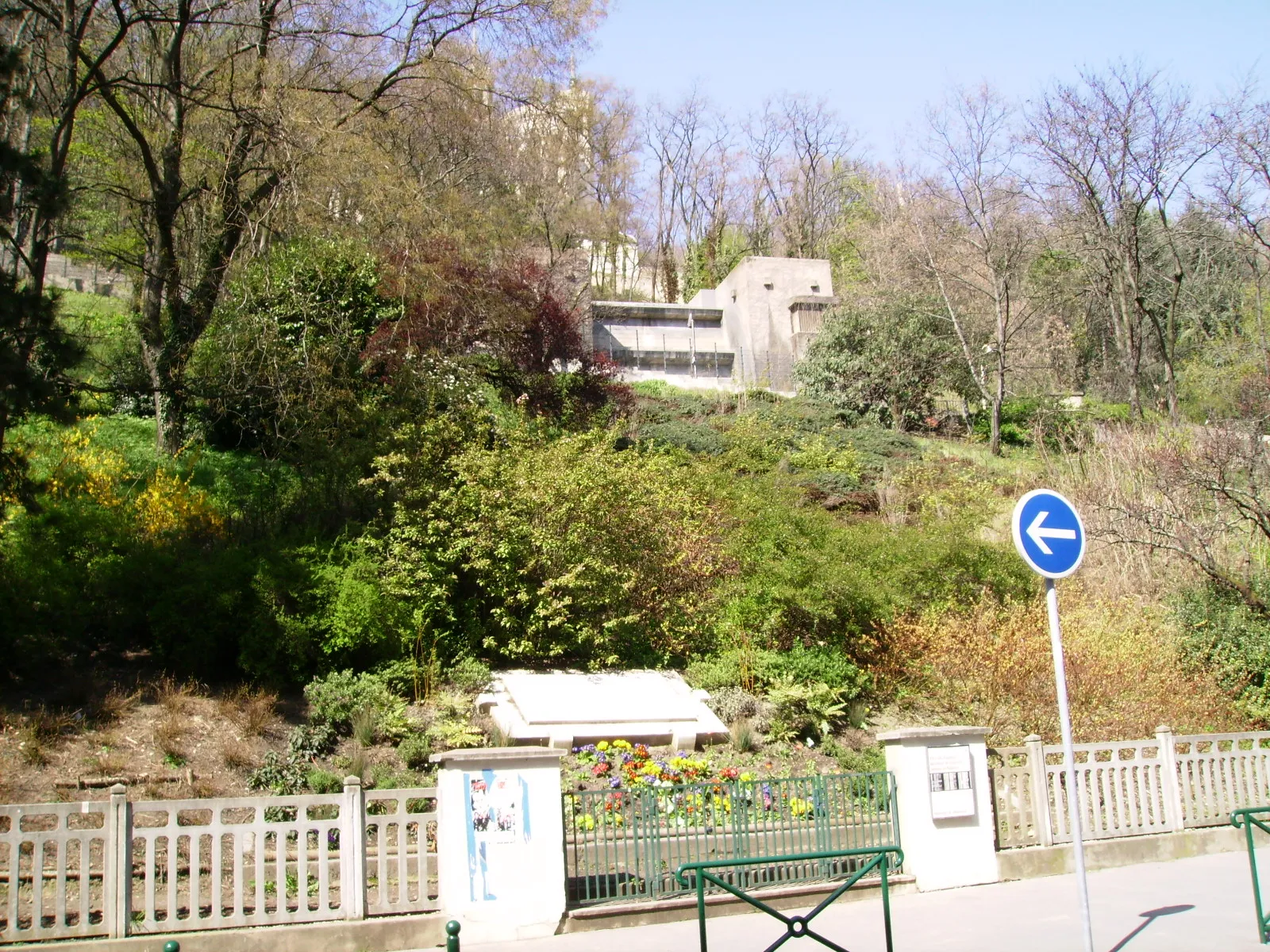 Photo showing: Mémorial Jardin de la Catastrophe de Fourvière, photo de la plaque commémorative et de la cascade, Lyon 5e