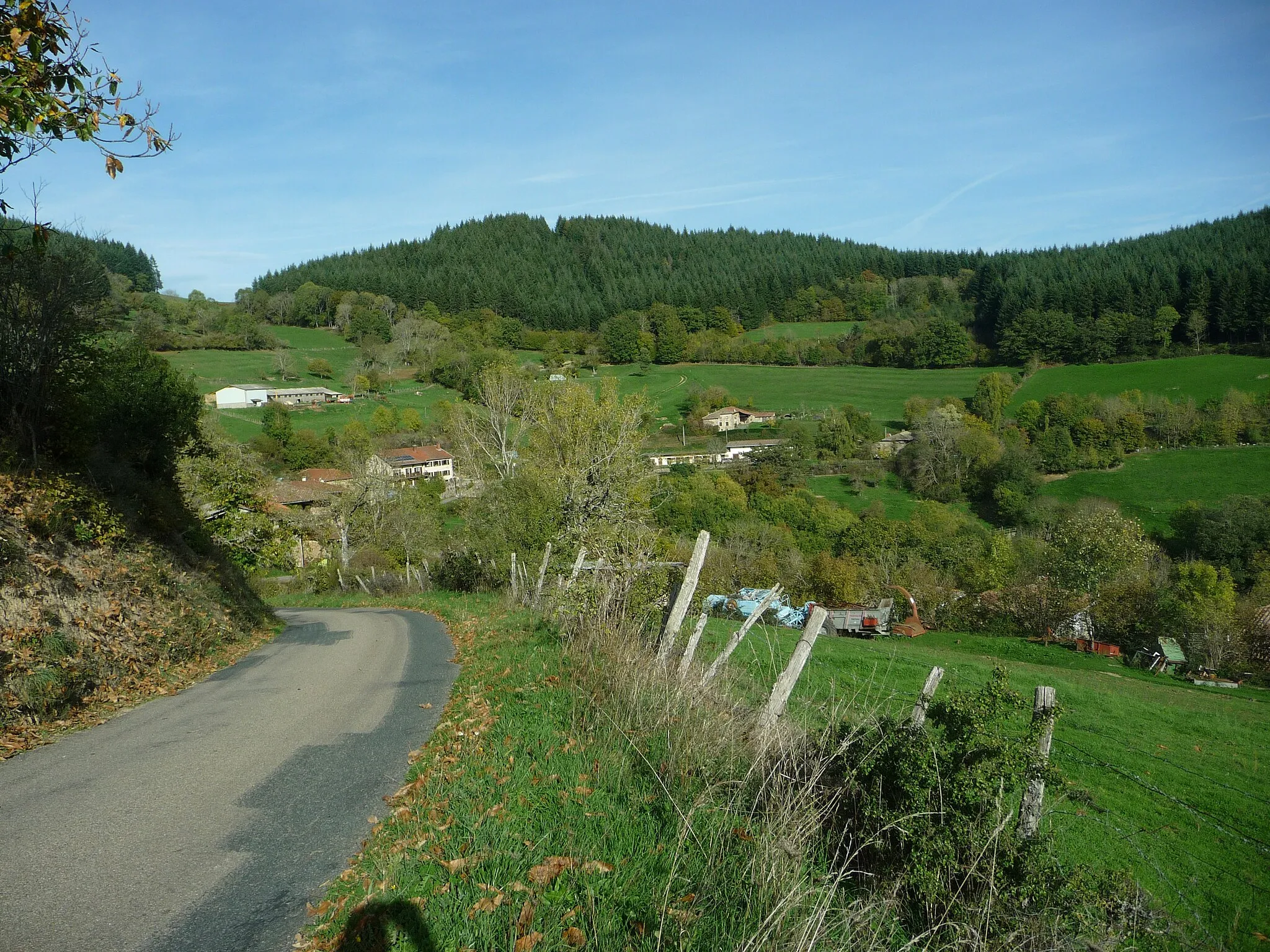Photo showing: En venant de la petite route D659, vue plus bas sur La Grandouze (657m), un hameau dans le dernier kilomètre de la route du col de la Croix Marchampt
