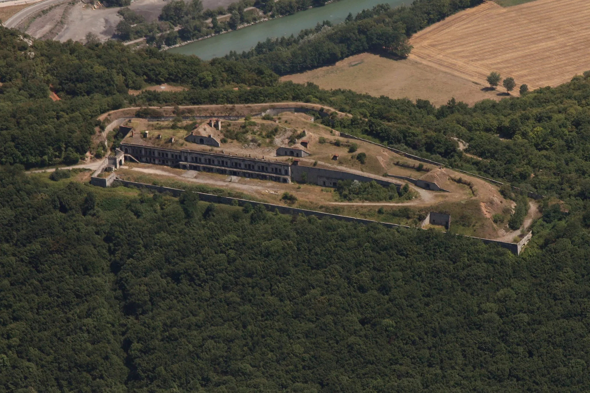 Photo showing: The Fort de Comboire, seen from the top of the Moucherotte mountain (Vercors massif, France).