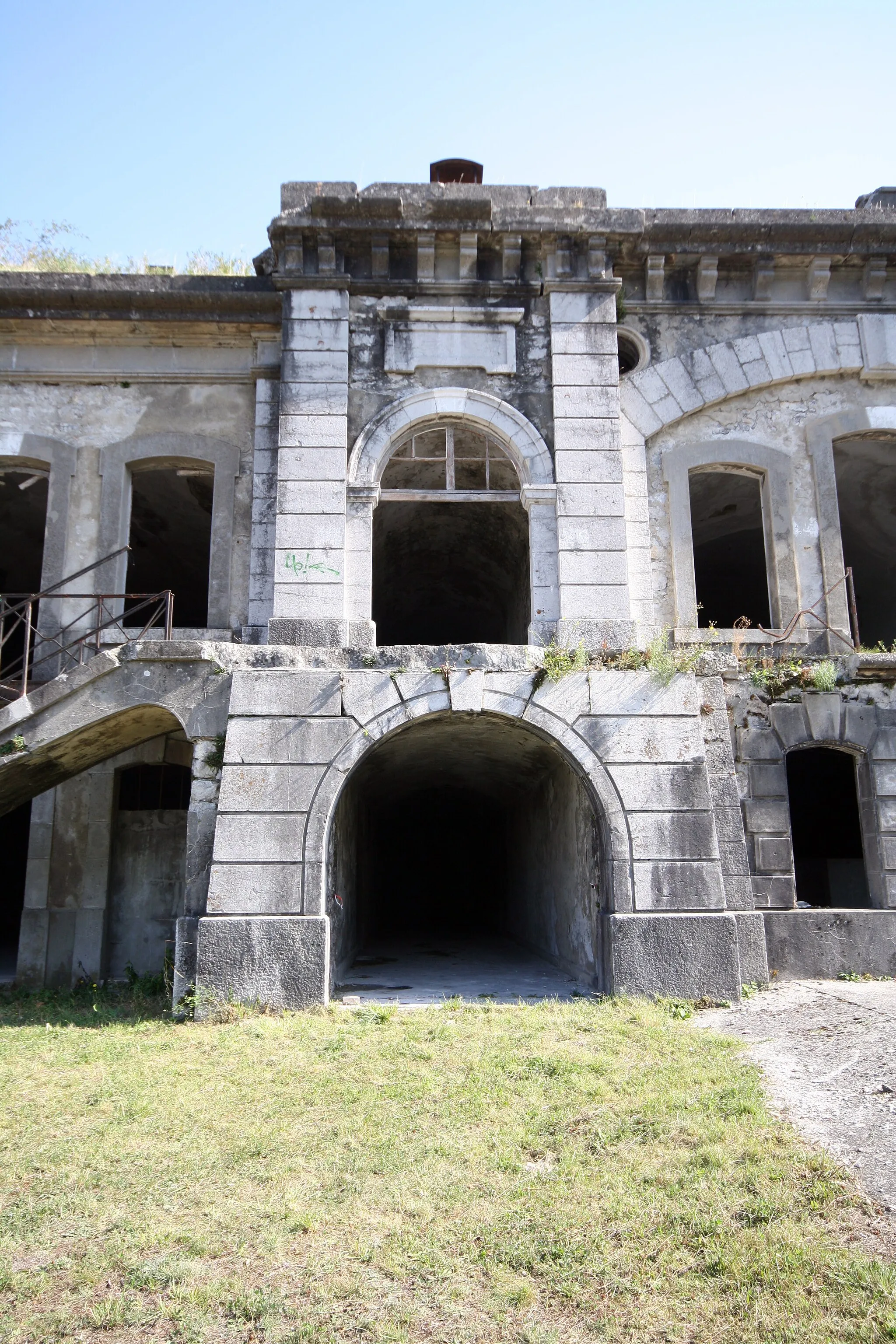 Photo showing: Détail de la façade du casernent du fort de Comboire