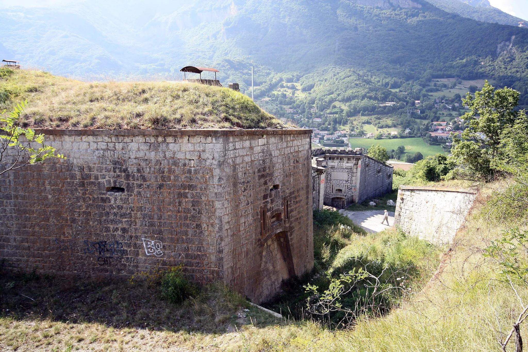 Photo showing: L'entrée depuis la caponnière simple de gorge du fort de Comboire