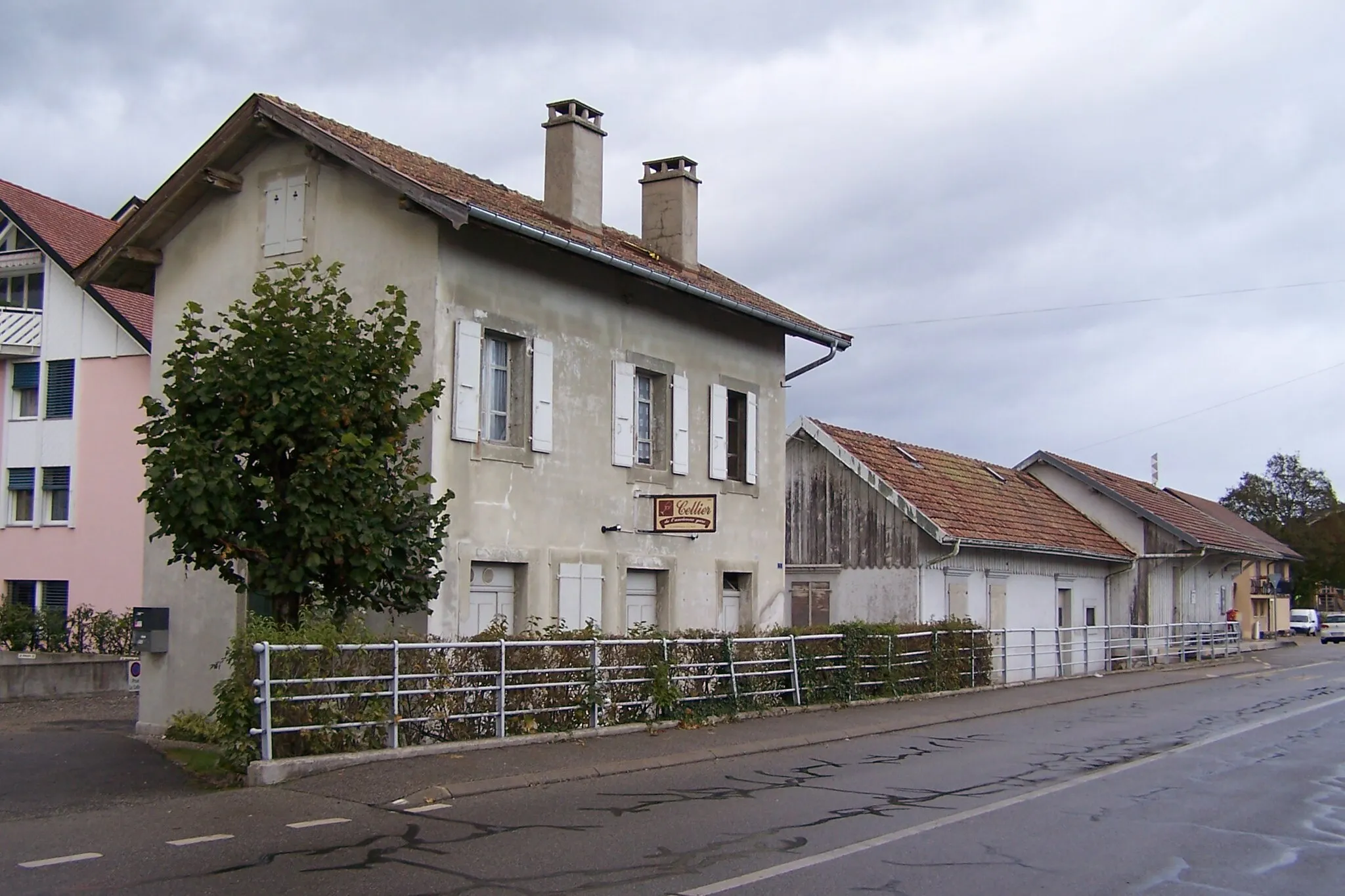 Photo showing: Ehemaliger Bahnhof  	Crassier-La Rippe an der abgebauten Bahnstrecke Nyon–Crassier.