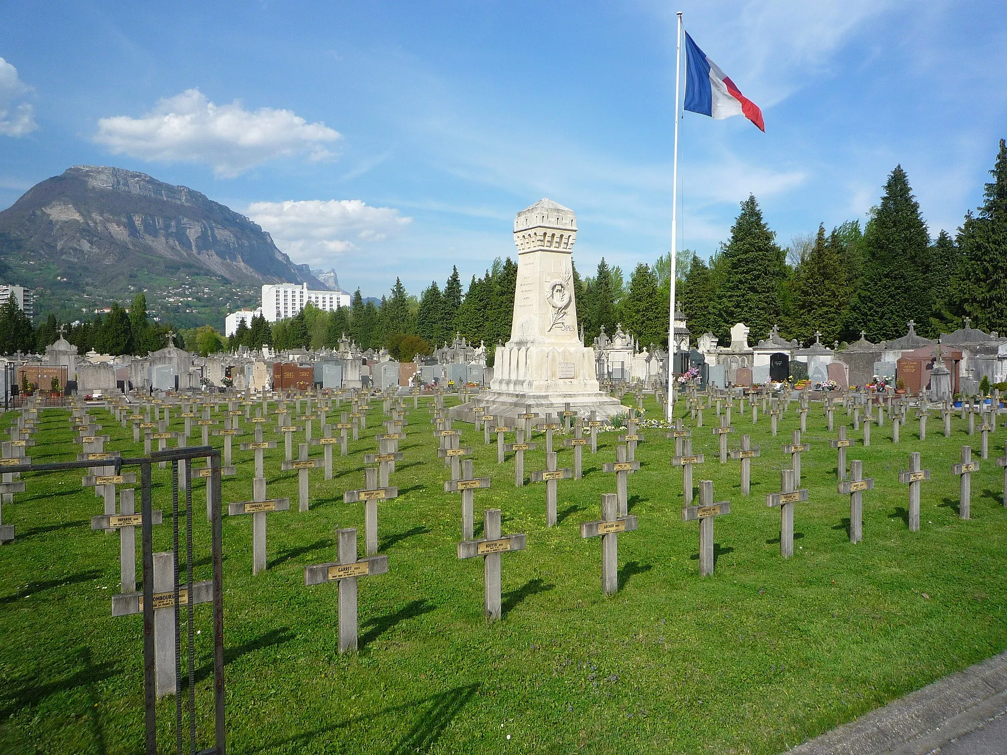 Photo showing: Carré militaire 14-18 de la garnison de Grenoble avec son monument dédié à l'association du souvenir français.
Cimetière Saint-Roch de Grenoble.