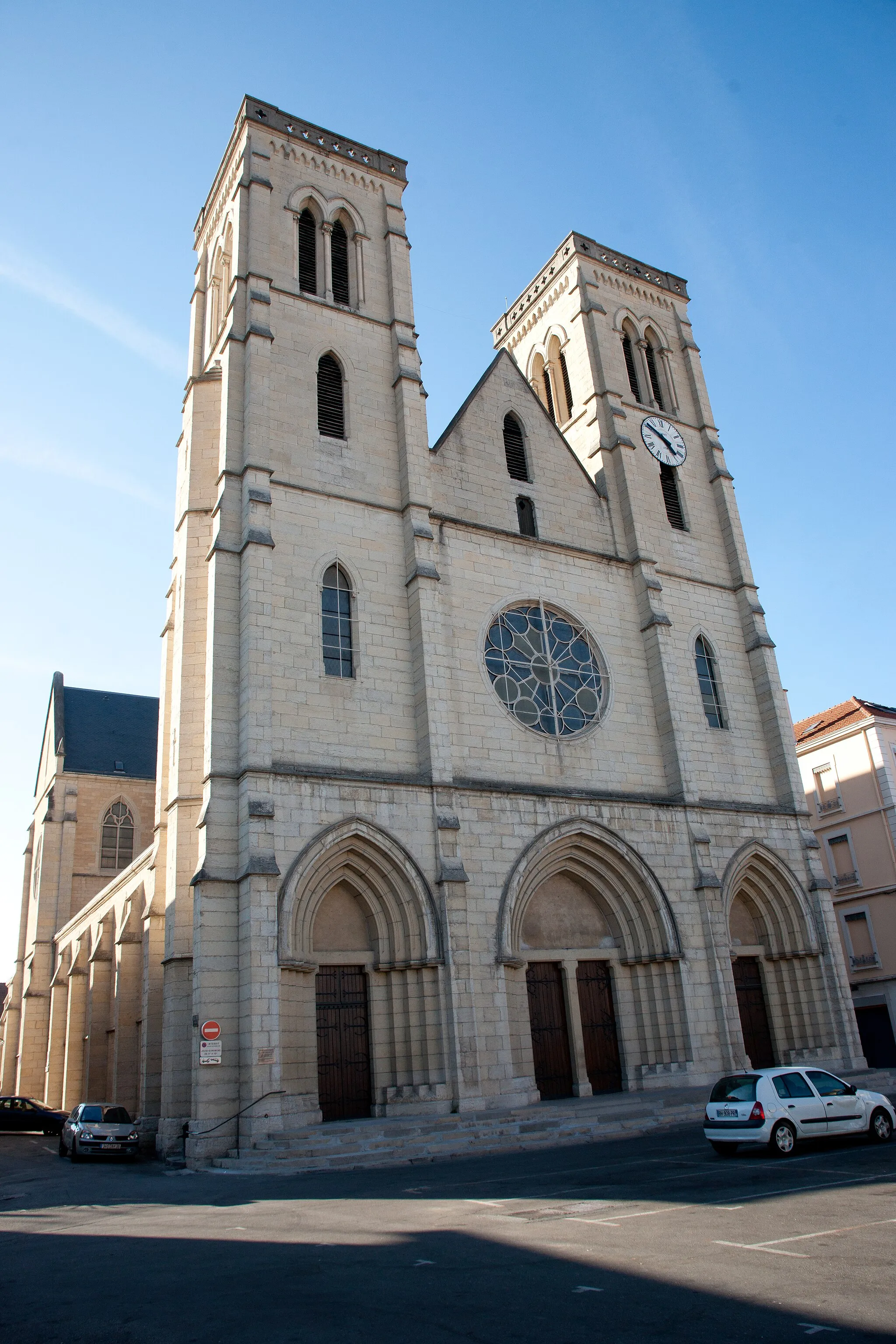 Photo showing: Bourgoin-Jallieu - église - façade