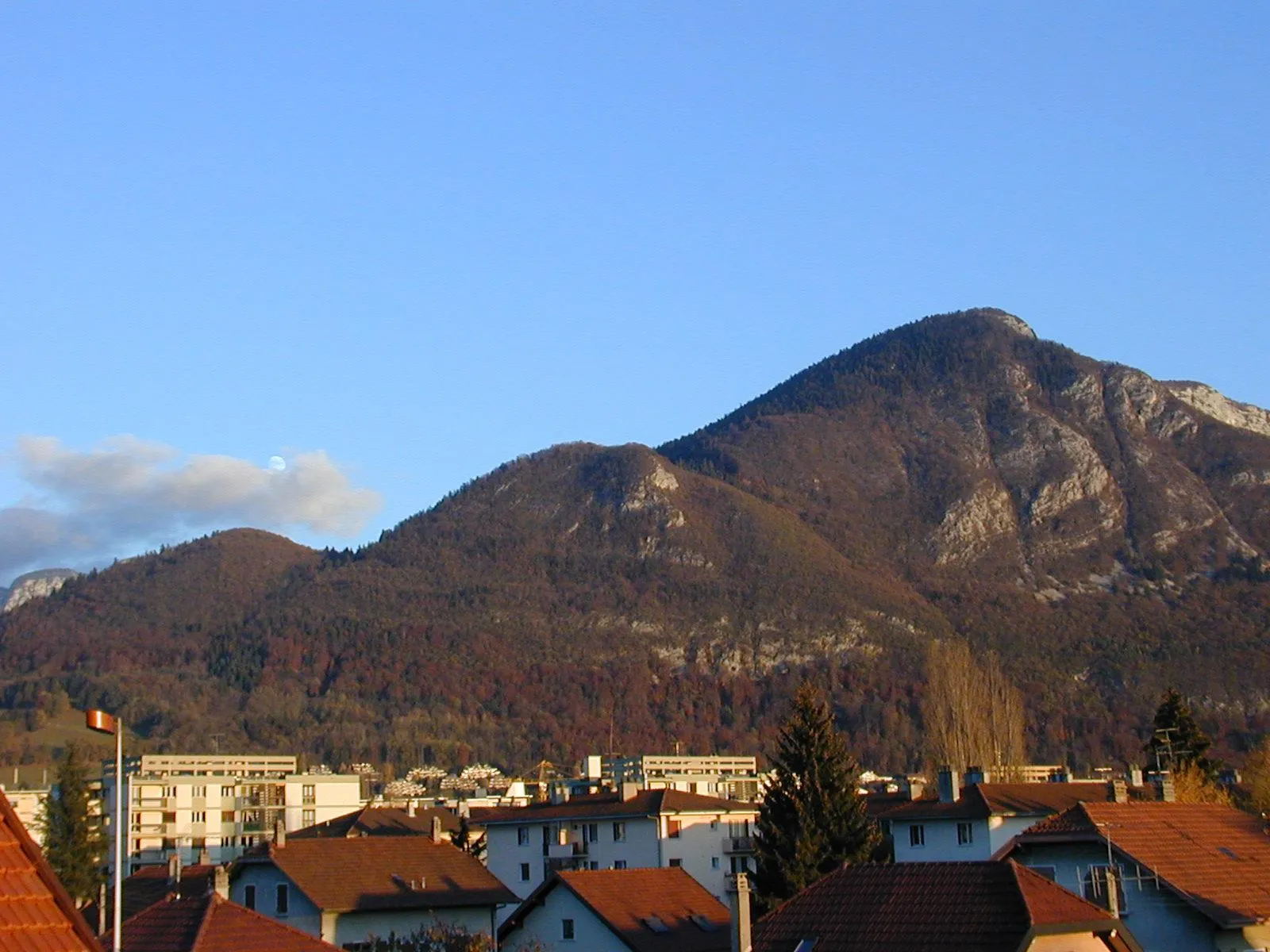 Photo showing: De gauche à droite : le mont Rampignon (894 m), le mont Rampon (957 m) et le mont Veyrier (1291 m), dominent les quartiers des Pommaries et des Barattes à fr:Annecy-le-Vieux, fr:Haute-Savoie, fr:France.