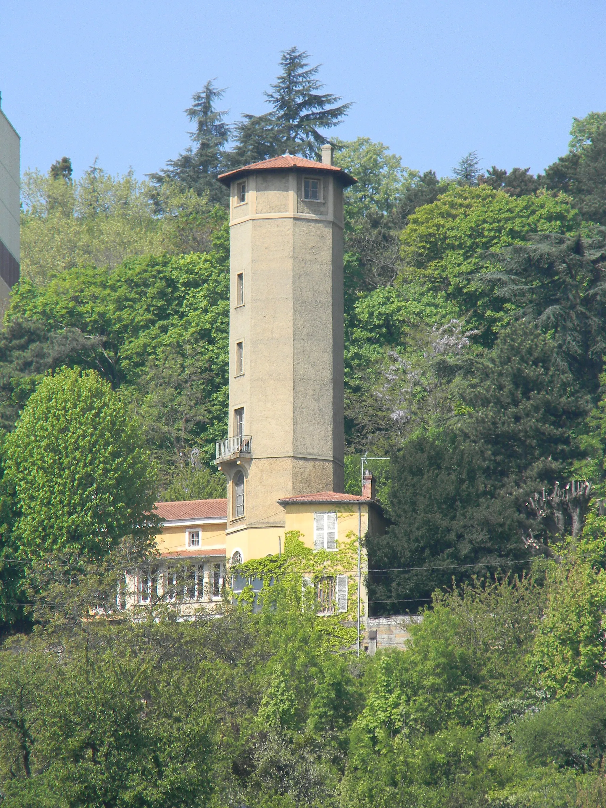 Photo showing: Tower building on the side of the Saône river in Lyon