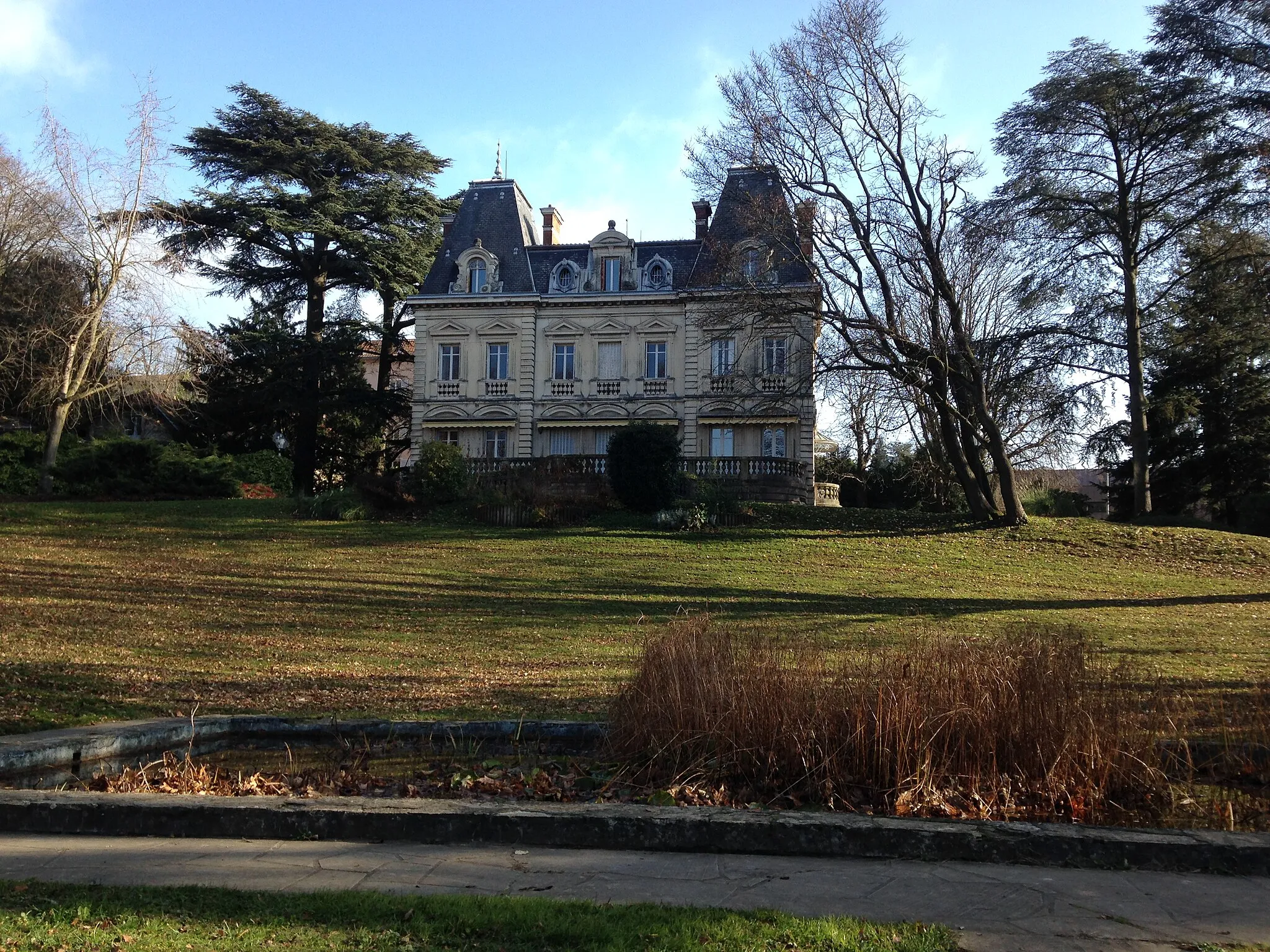 Photo showing: Hôtel de Ville de Sainte Foy-lès-Lyon, vu depuis son parc en automne.