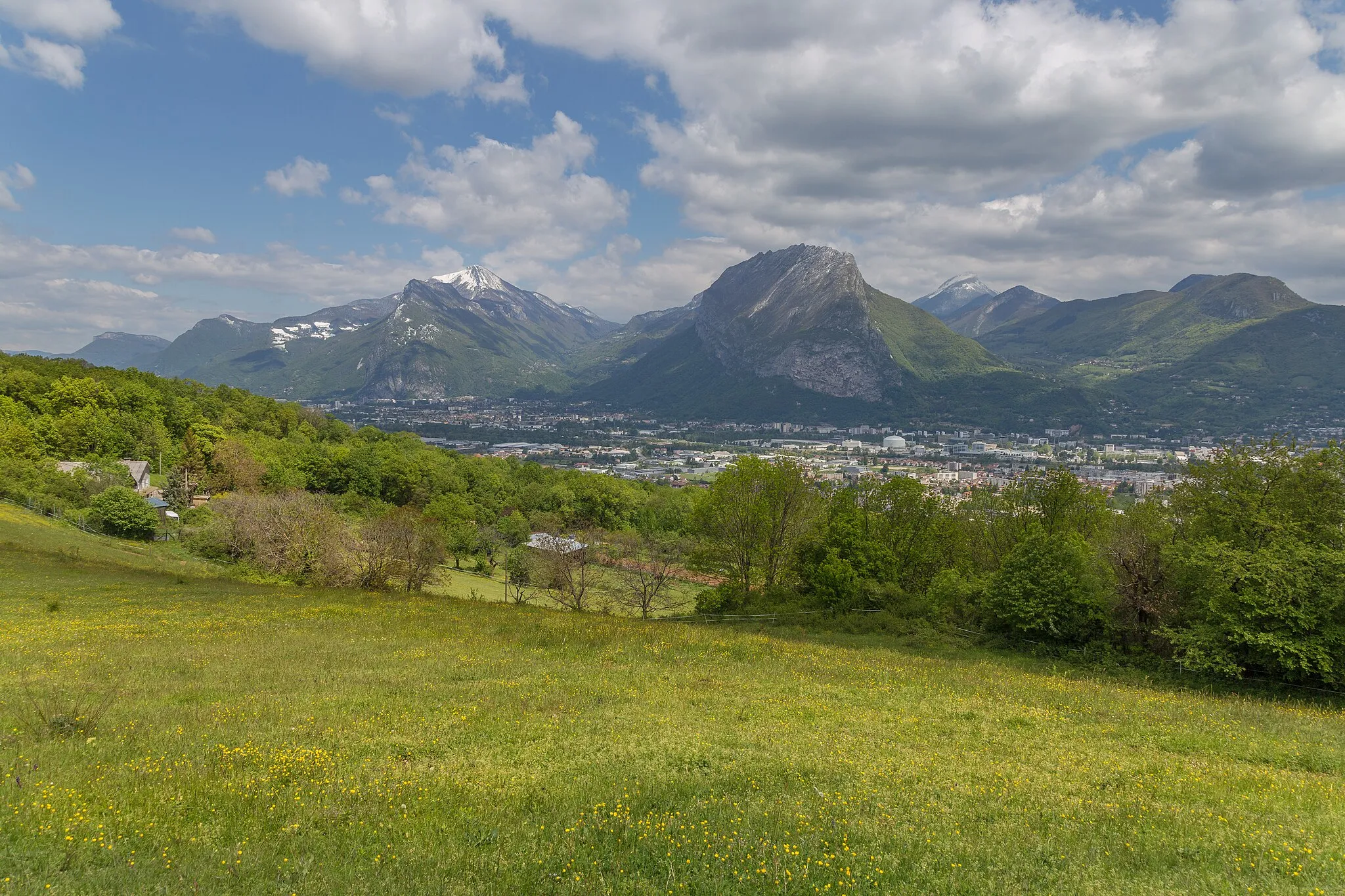 Photo showing: Panorama on Fontaine and the Scientific Polygon from the Chemin du Génie, Fontaine, Isère.