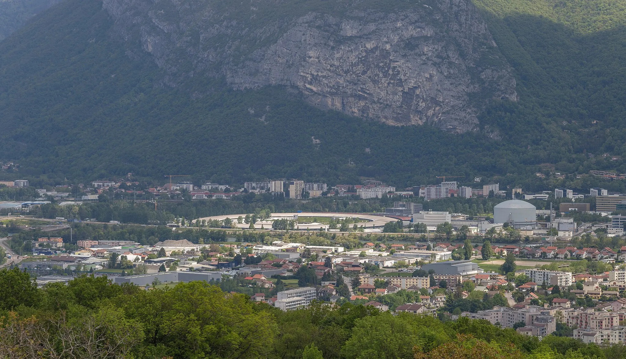 Photo showing: The Synchrotron from the Chemin du Génie, Fontaine, Isère.