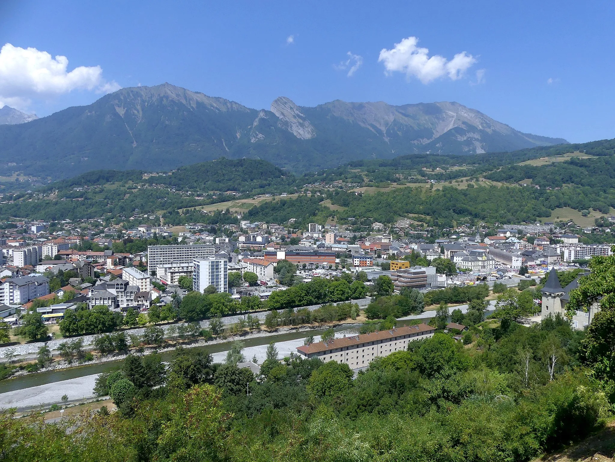 Photo showing: General sight of Albertville from the belvedere of Conflans medieval village (nowadays neighborhood of Albertville), in Savoie, France.