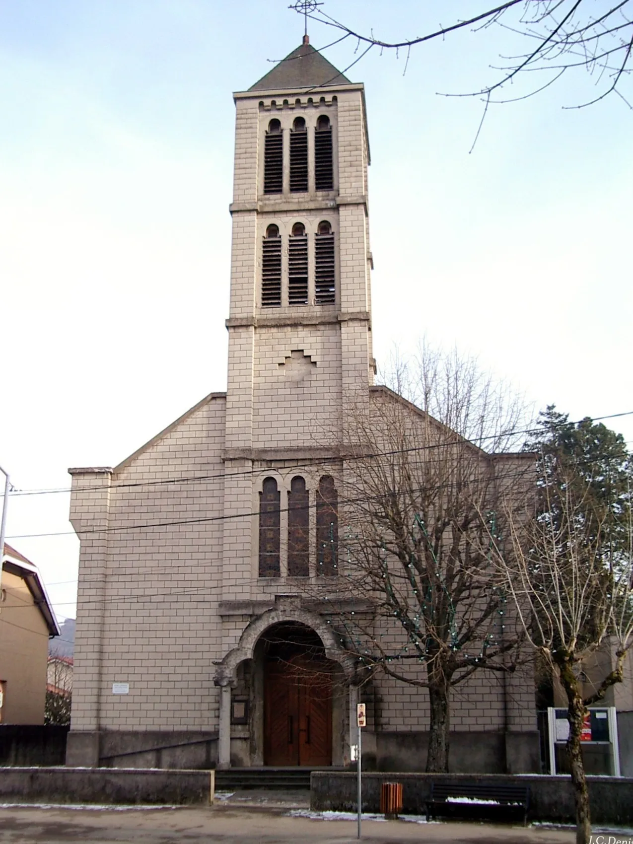 Photo showing: L'église à proximité de la gare d'Ambérieu-en-Bugey.