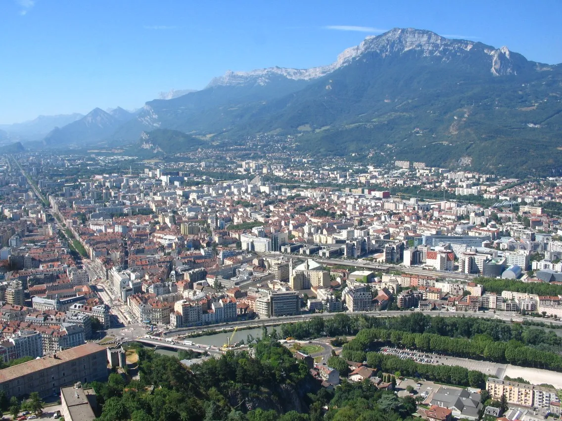 Photo showing: Au 1er plan, Isère et pont de la Porte de France, cours J. Jaurès (ex-N75) filant sur la gauche, plein sud vers Pont de Claix et la vallée du Drac.
Derrière, quartiers ouest de Grenoble, gare, communes de Fontaine et Seyssinet-Pariset. Peu visible, la rocade ouest A480. Le tout dominé par la masse imposante du Moucherotte, ses 1 901 m et les premiers contreforts du Vercors.