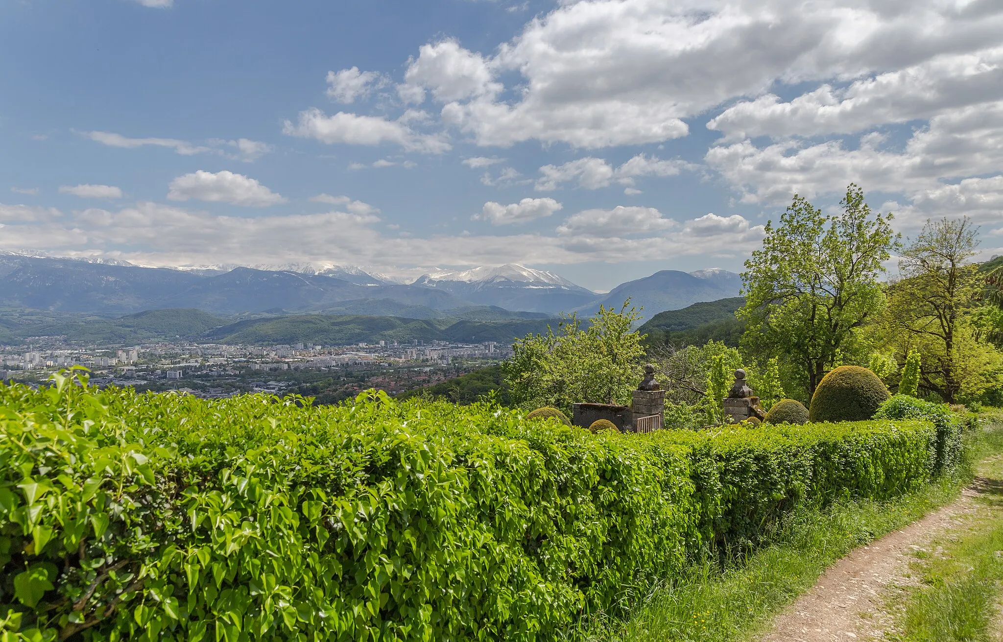Photo showing: Closing of Beauregard Castle, Seyssinet-Pariset, Isère. In the background panorama on the south of Grenoble and the Grand Serre massif.