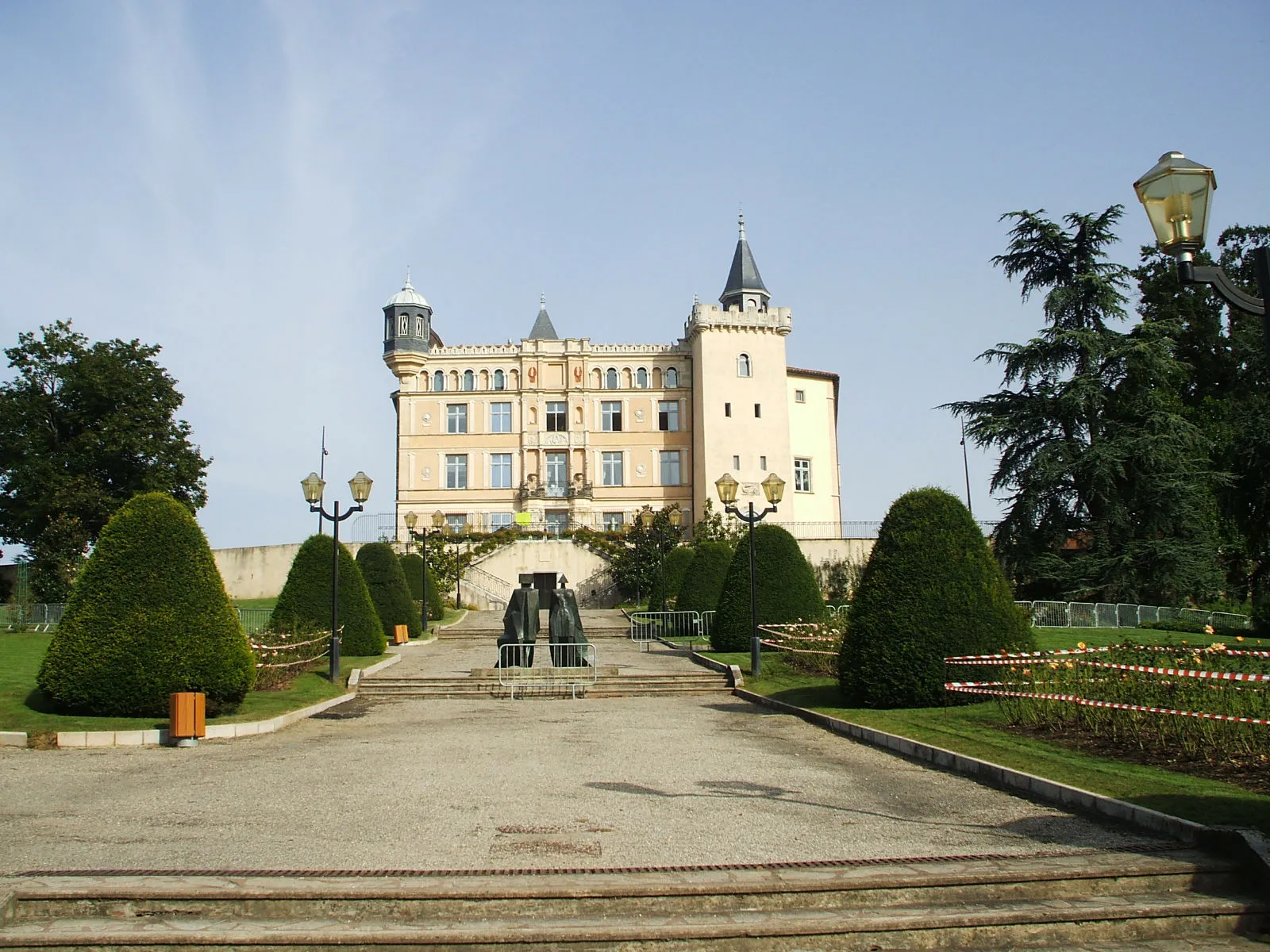 Photo showing: This building is indexed in the base Mérimée, a database of architectural heritage maintained by the French Ministry of Culture, under the reference PA00118053 .