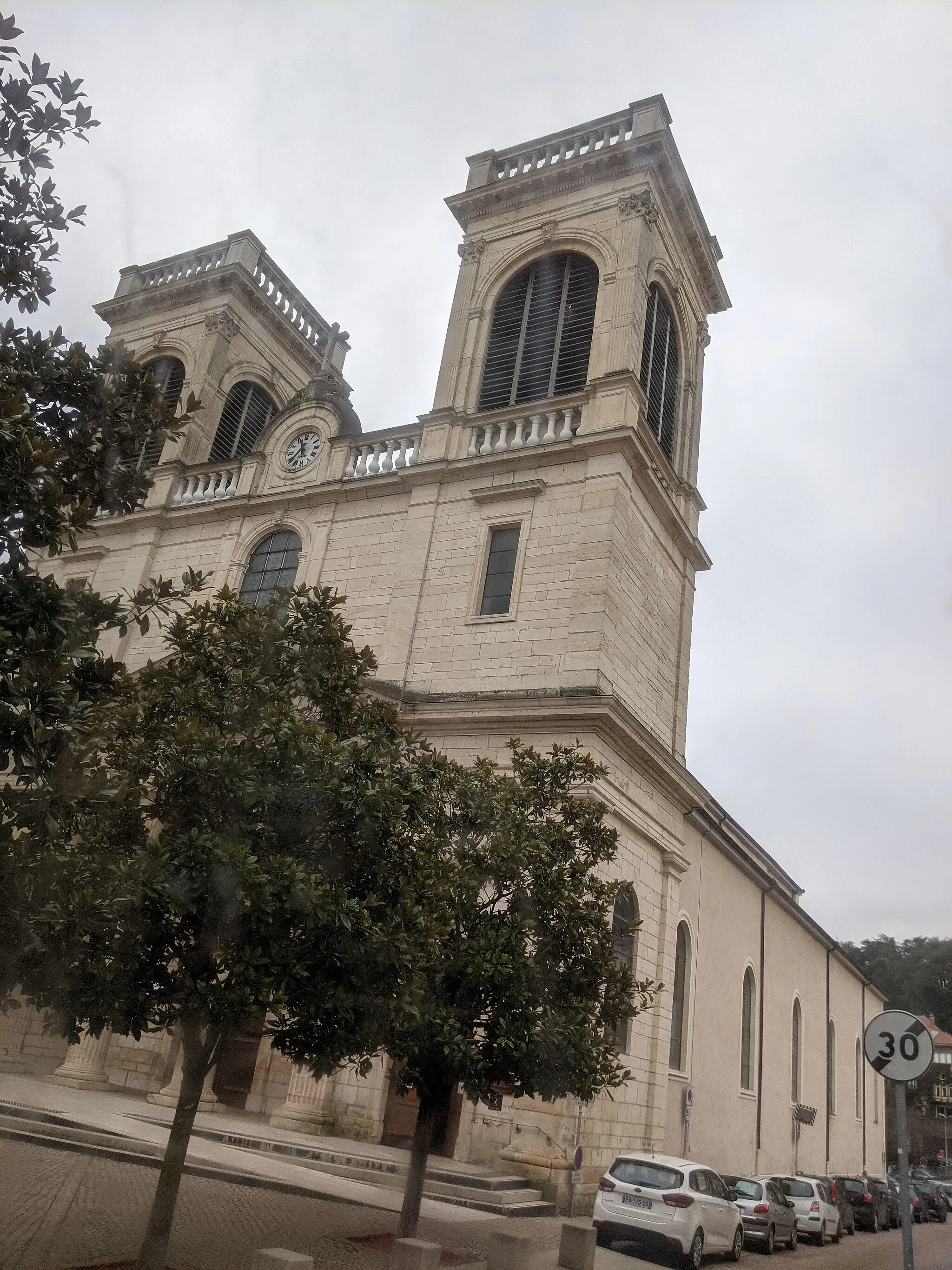 Photo showing: Église Sainte-Madeleine de Tarare, photographiée depuis l'intérieur d'un autocar en circulation.