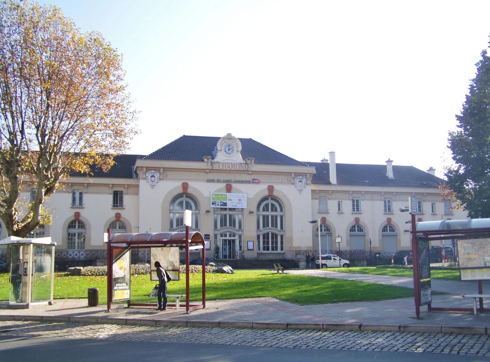 Photo showing: Sight of the building of the Saint-Chamond railway station, in Loire, France.