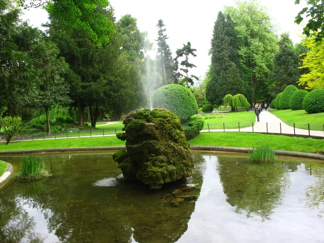 Photo showing: « Jardin de ville » (parc de l'hôtel de ville) et petit jet d'eau dissimulé dans un roc, Voiron, Isère.