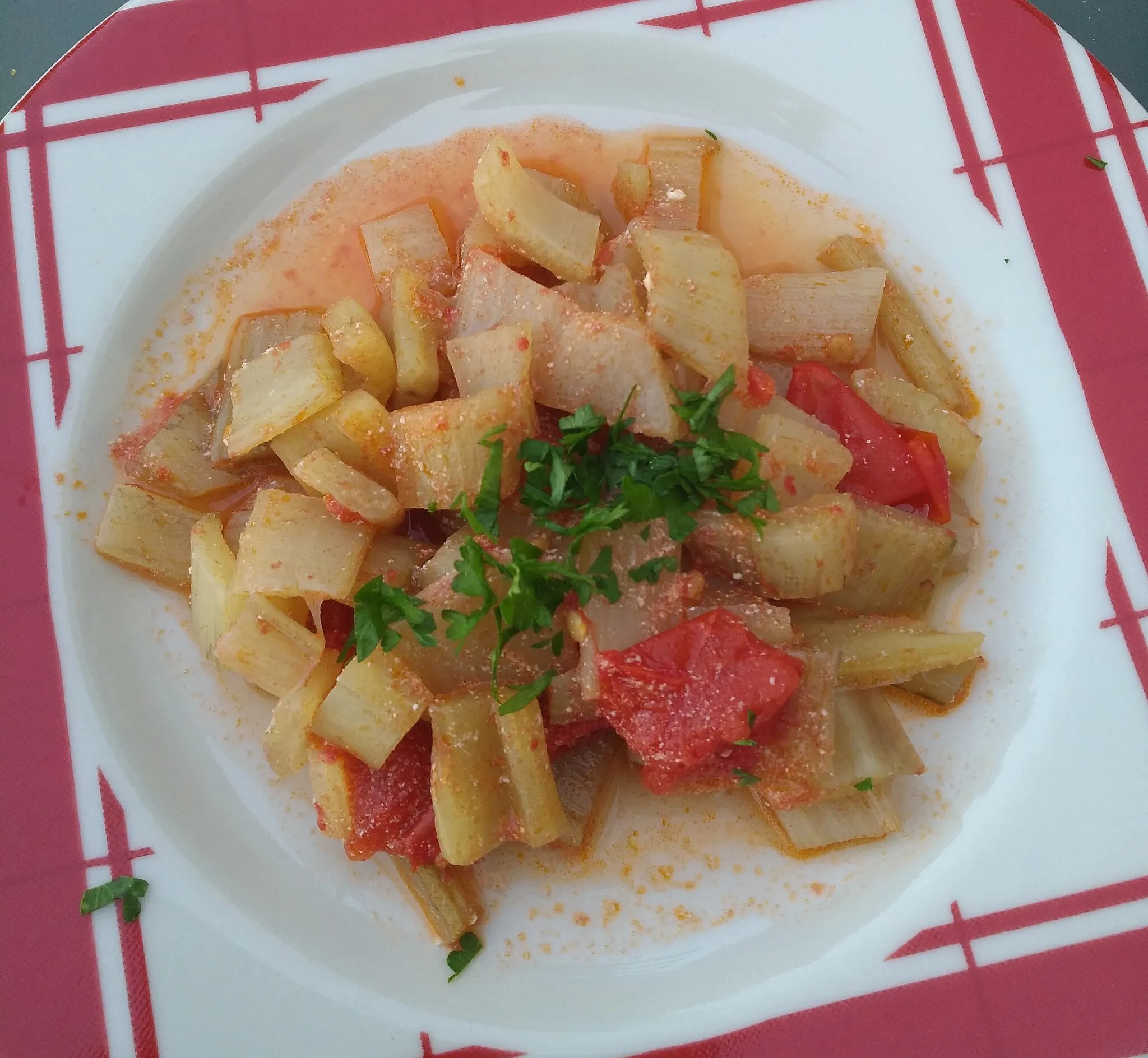 Photo showing: Un plat de côtes de bette, avec de la tomate, servi en France.