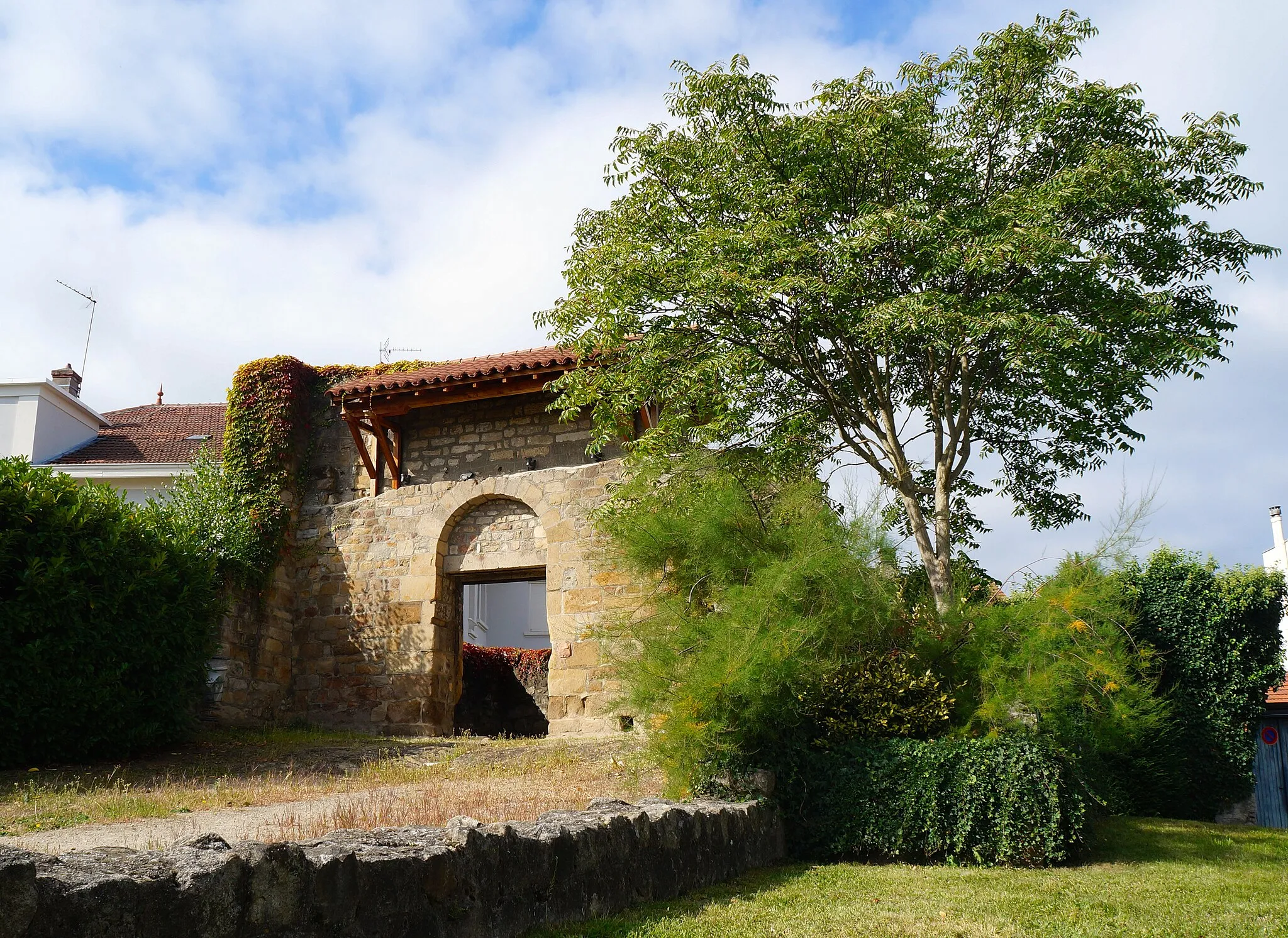 Photo showing: This building is indexed in the base Mérimée, a database of architectural heritage maintained by the French Ministry of Culture, under the reference PA00117488 .