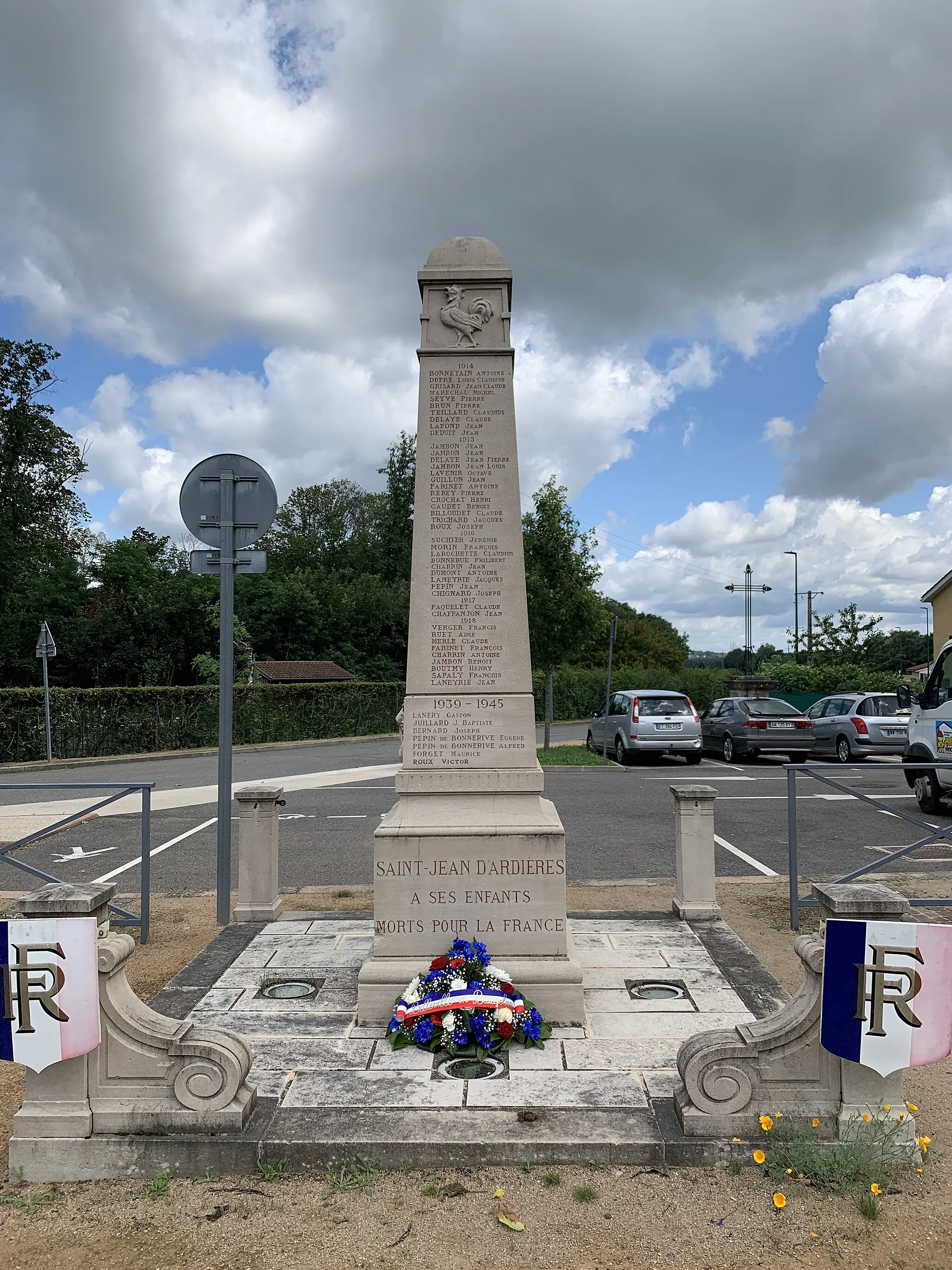Photo showing: Monument aux morts de Saint-Jean-d'Ardières, Belleville-en-Beaujolais.
