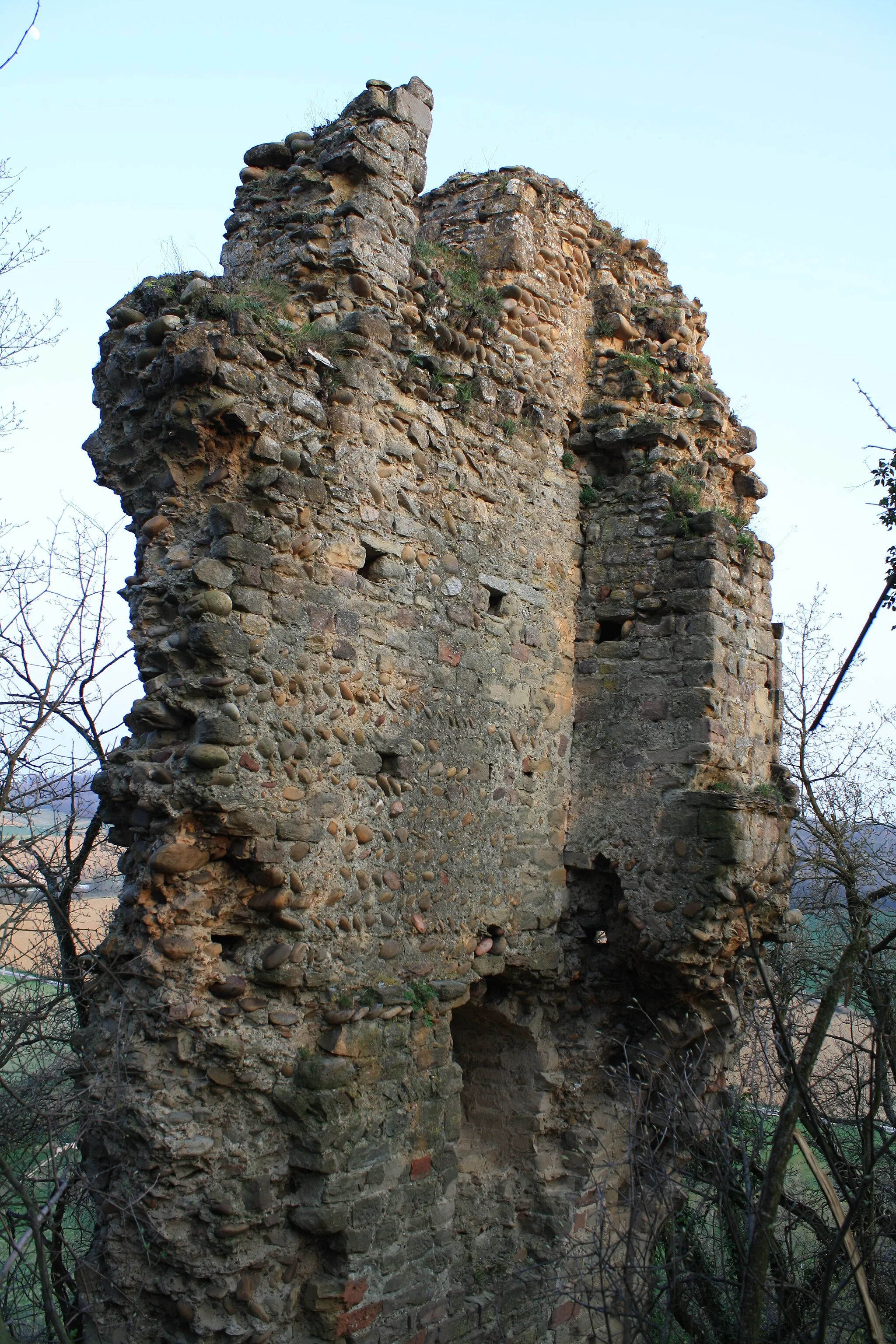 Photo showing: Ruines du château de Mantaille dit "château de Barbe-Bleue", Drôme, Rhône-Alpes, France. Angle sud-est. On remarque la porte, et au dessus la fenêtre à coussièges. Voir la vue aérienne des ruines du château sur Géoportail.