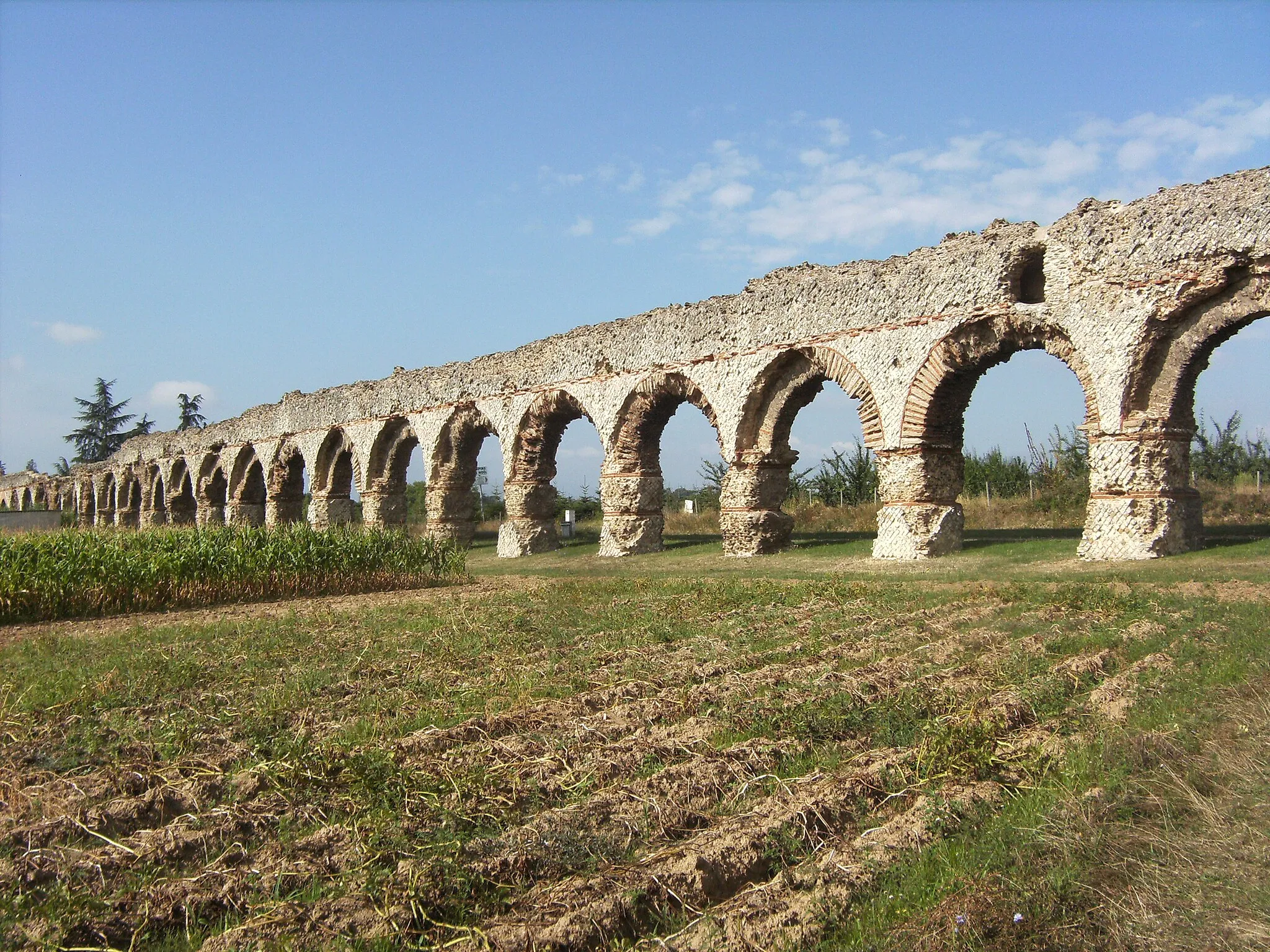 Photo showing: Aqueduc du Gier. Chaponost, le Plat de l'Air. Conduite sur arches.