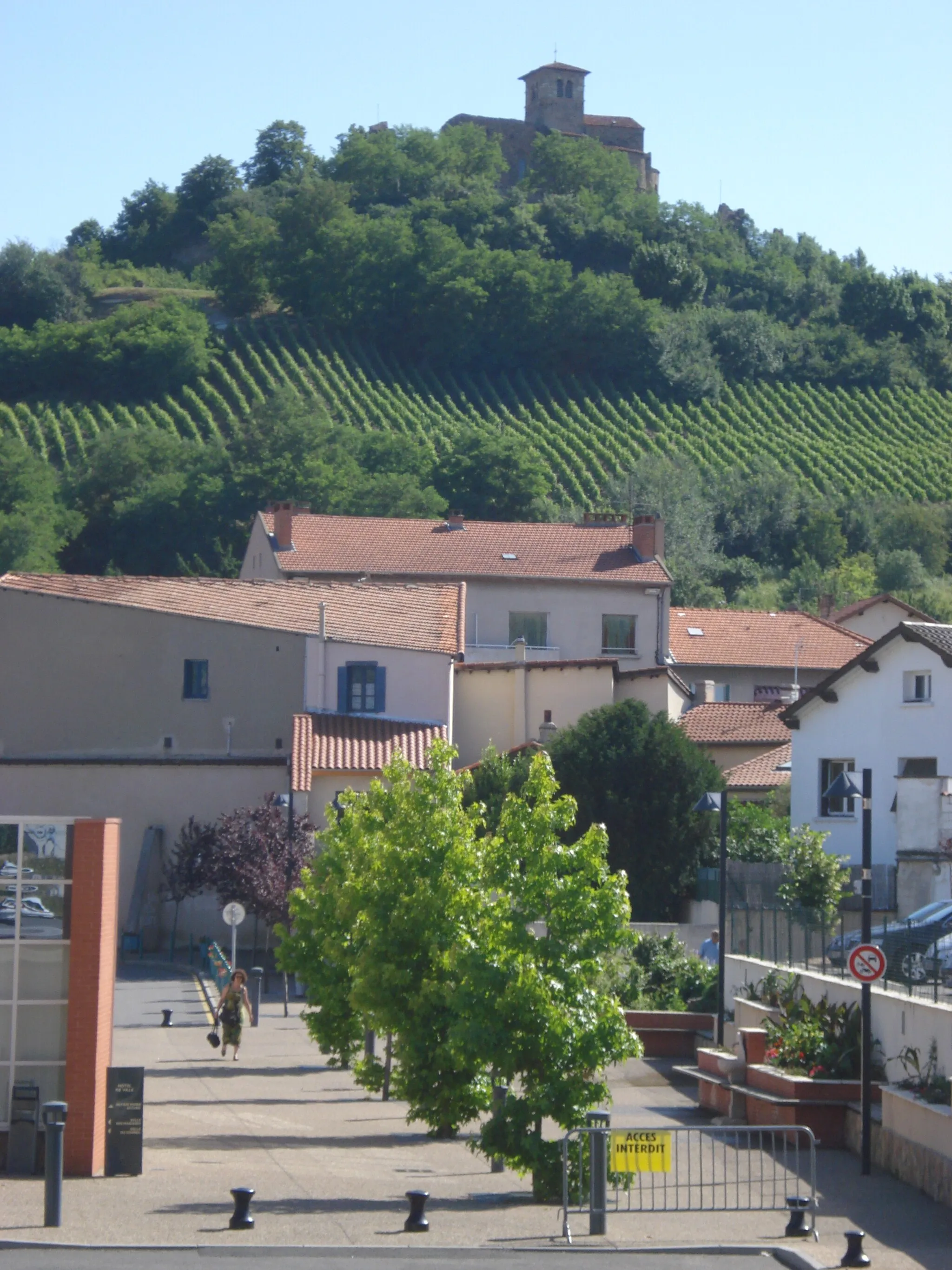 Photo showing: Saint-Romain-le-Puy (Loire,_Fr), village and church of monastery