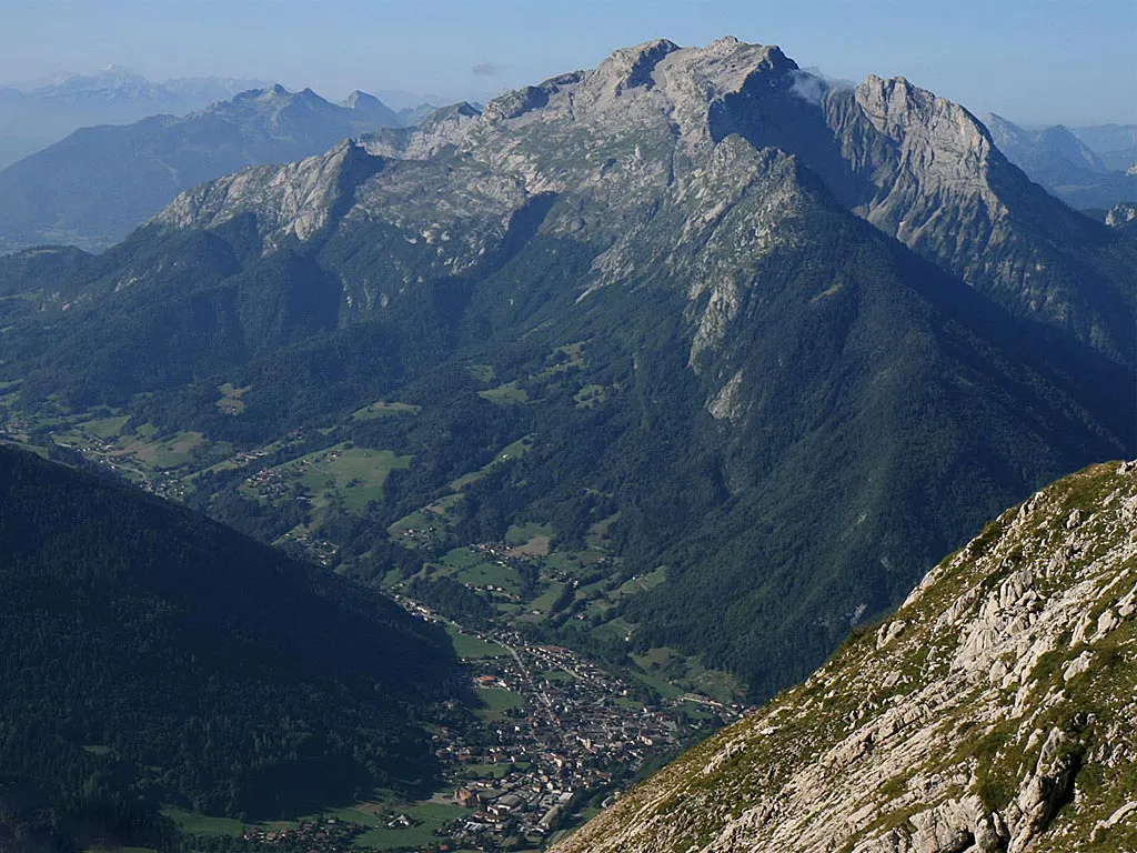 Photo showing: Thônes depuis le Mont Lachat 2.023 m.
Vue sur le Massif de la Tournette 2.351 m