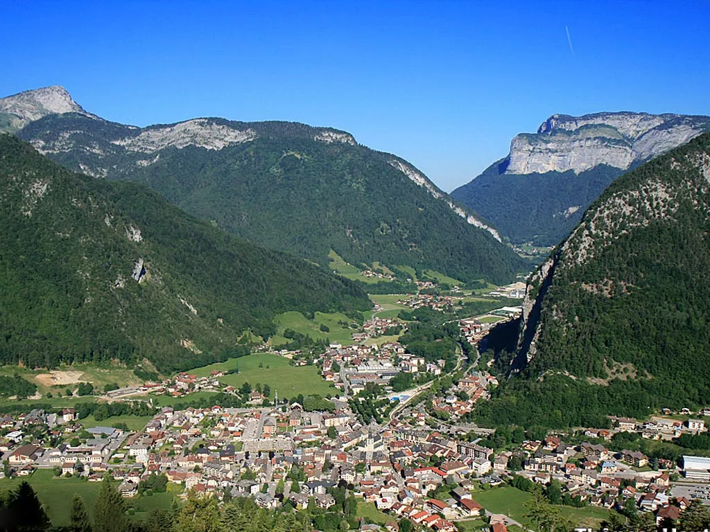 Photo showing: Thônes, la capitale du Reblochon et du Chevrotin. Haute-Savoie (France). Vue sur la Via Ferrata.