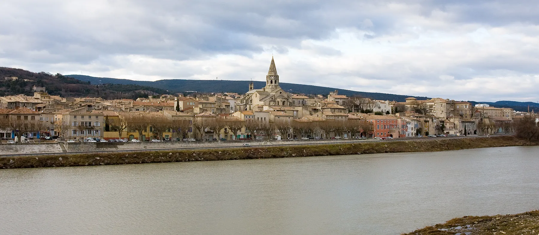 Photo showing: Bourg Saint Andéol vu depuis le pont. L'église Saint Andéol domine la vieille ville et les anciens quais du Rhône.