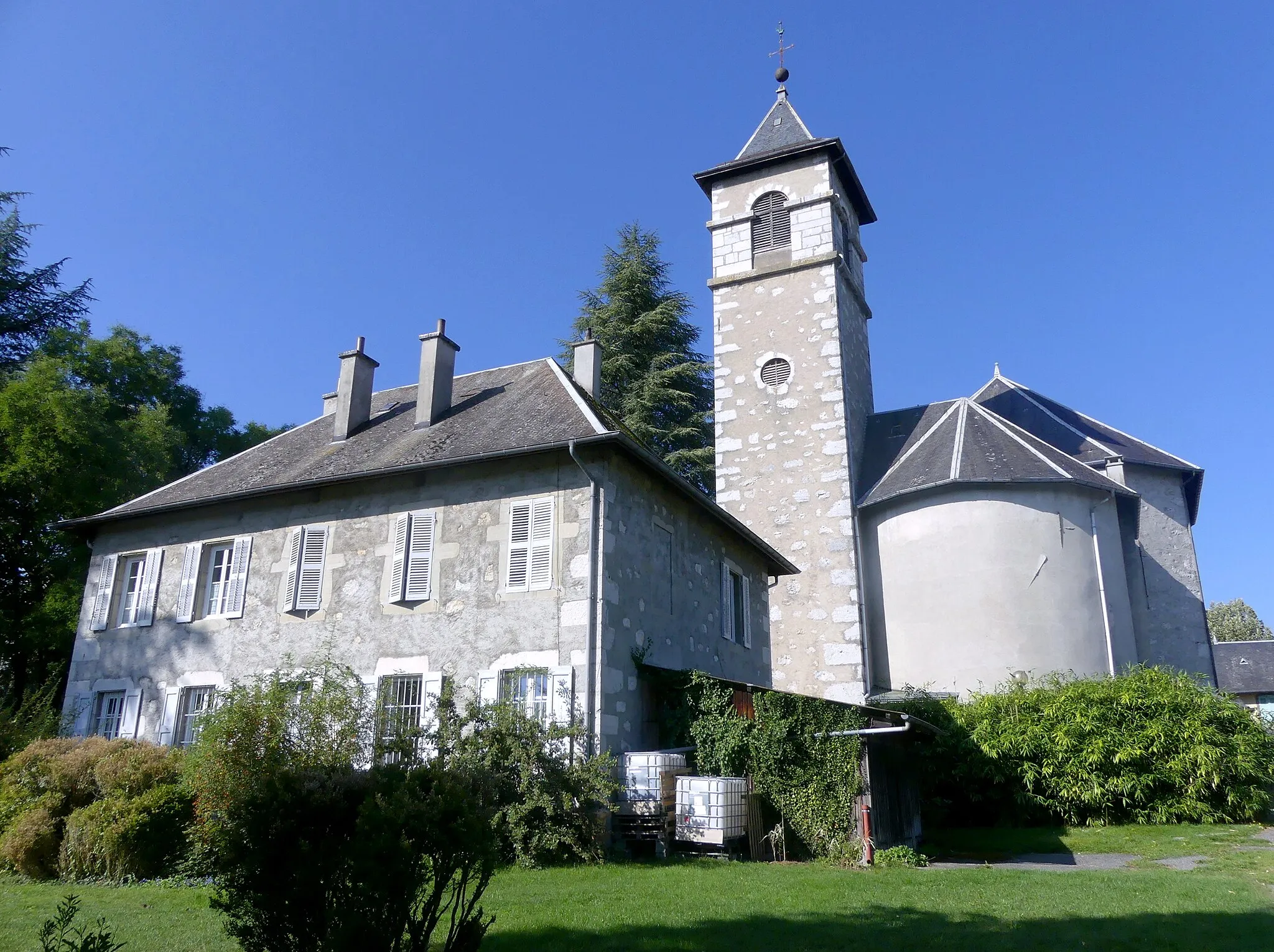 Photo showing: Sight, in the morning, of Cognin presbytery and church, in Savoie, France.