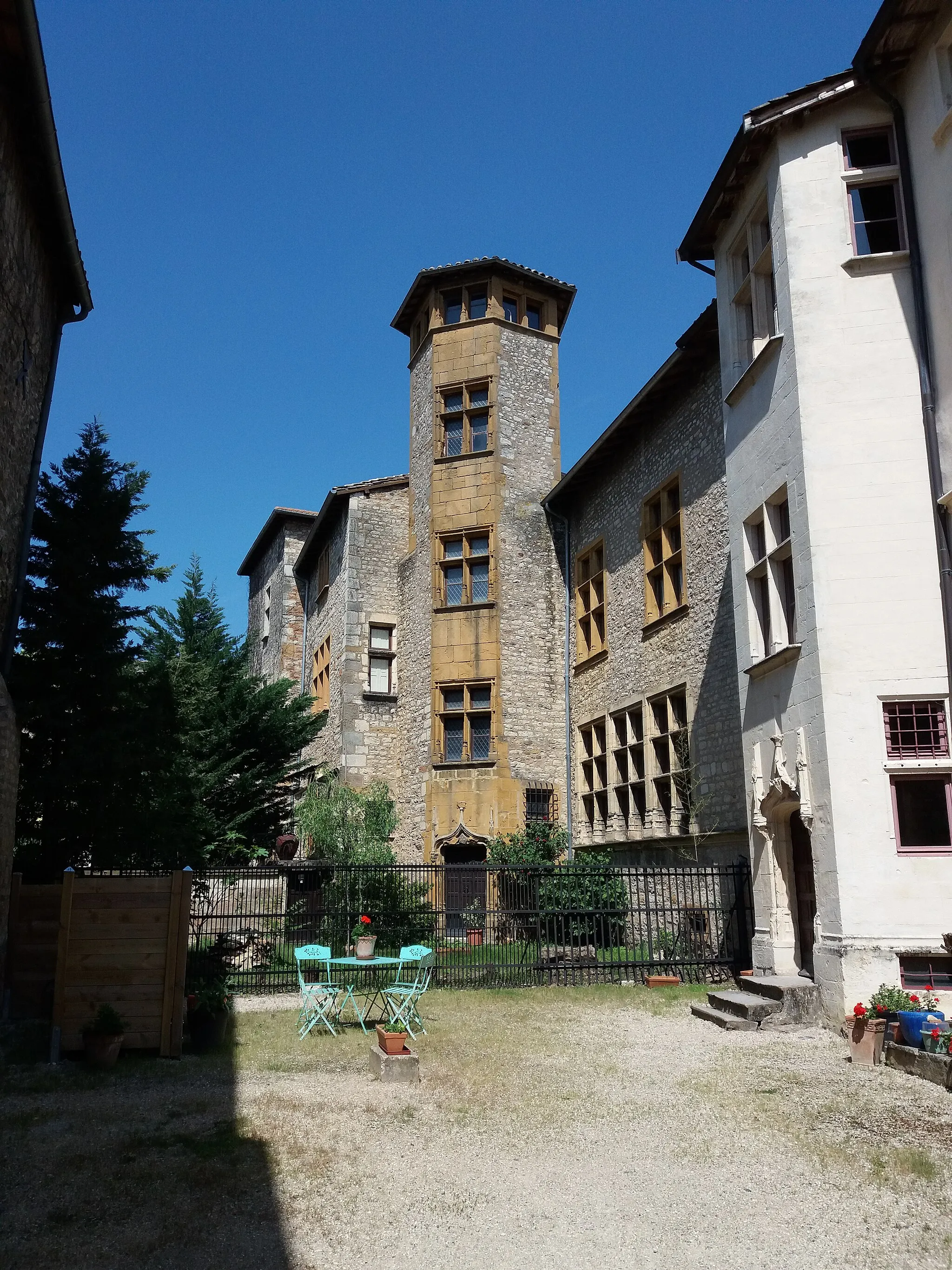 Photo showing: This building is inscrit au titre des monuments historiques de la France. It is indexed in the base Mérimée, a database of architectural heritage maintained by the French Ministry of Culture, under the reference PA00117741 .