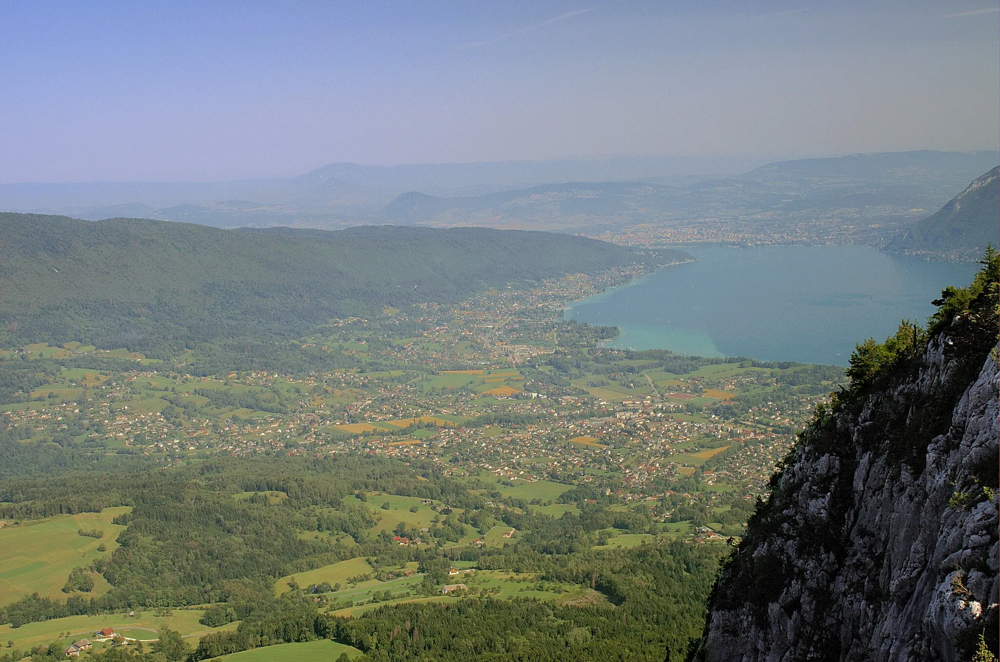 Photo showing: L'agglomération saint-jorienne vue depuis les hauteurs du Roc des Bœufs. On distingue plus loin Sevrier puis Annecy.