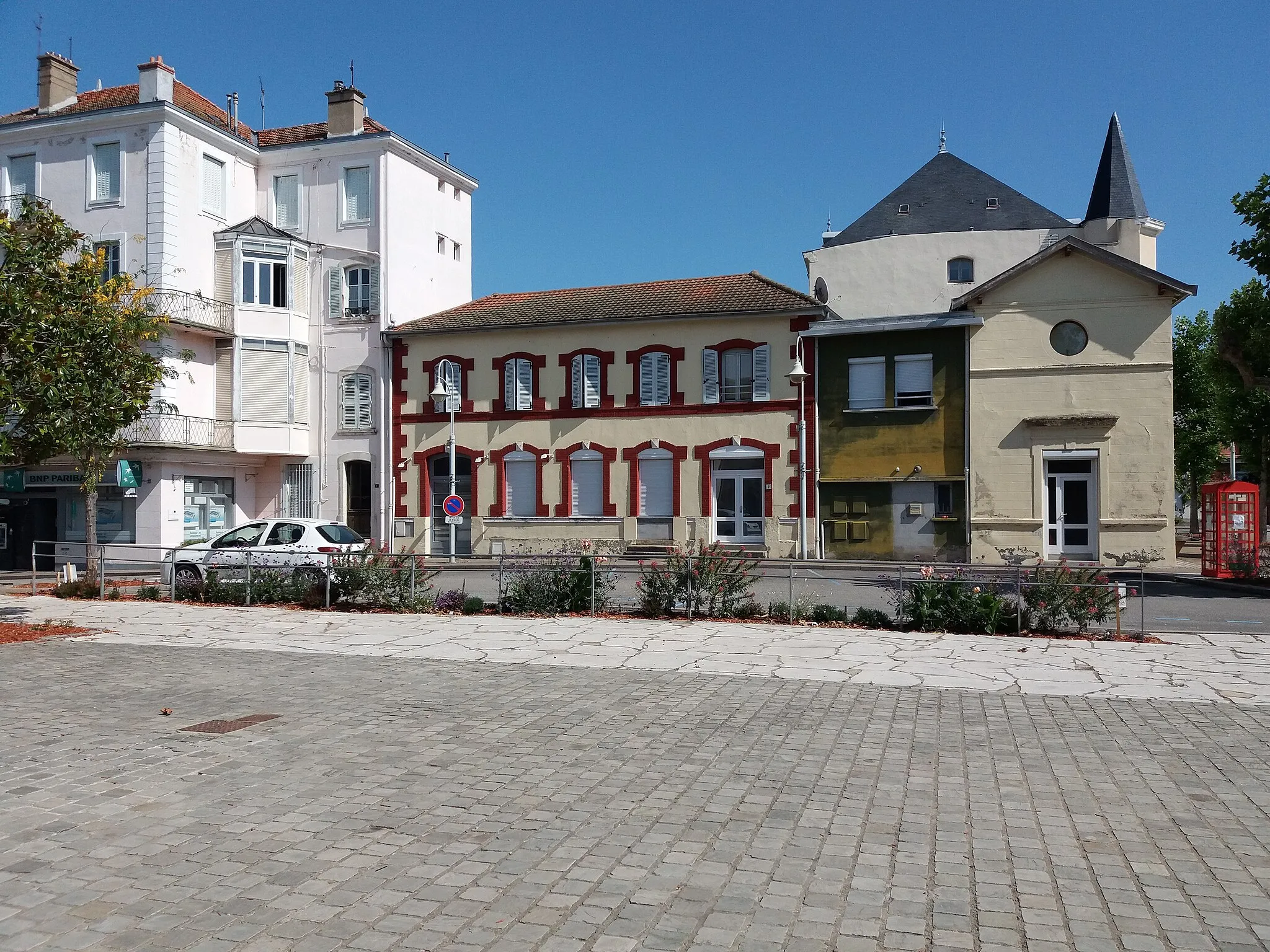 Photo showing: Bâtiments à l'ouest.