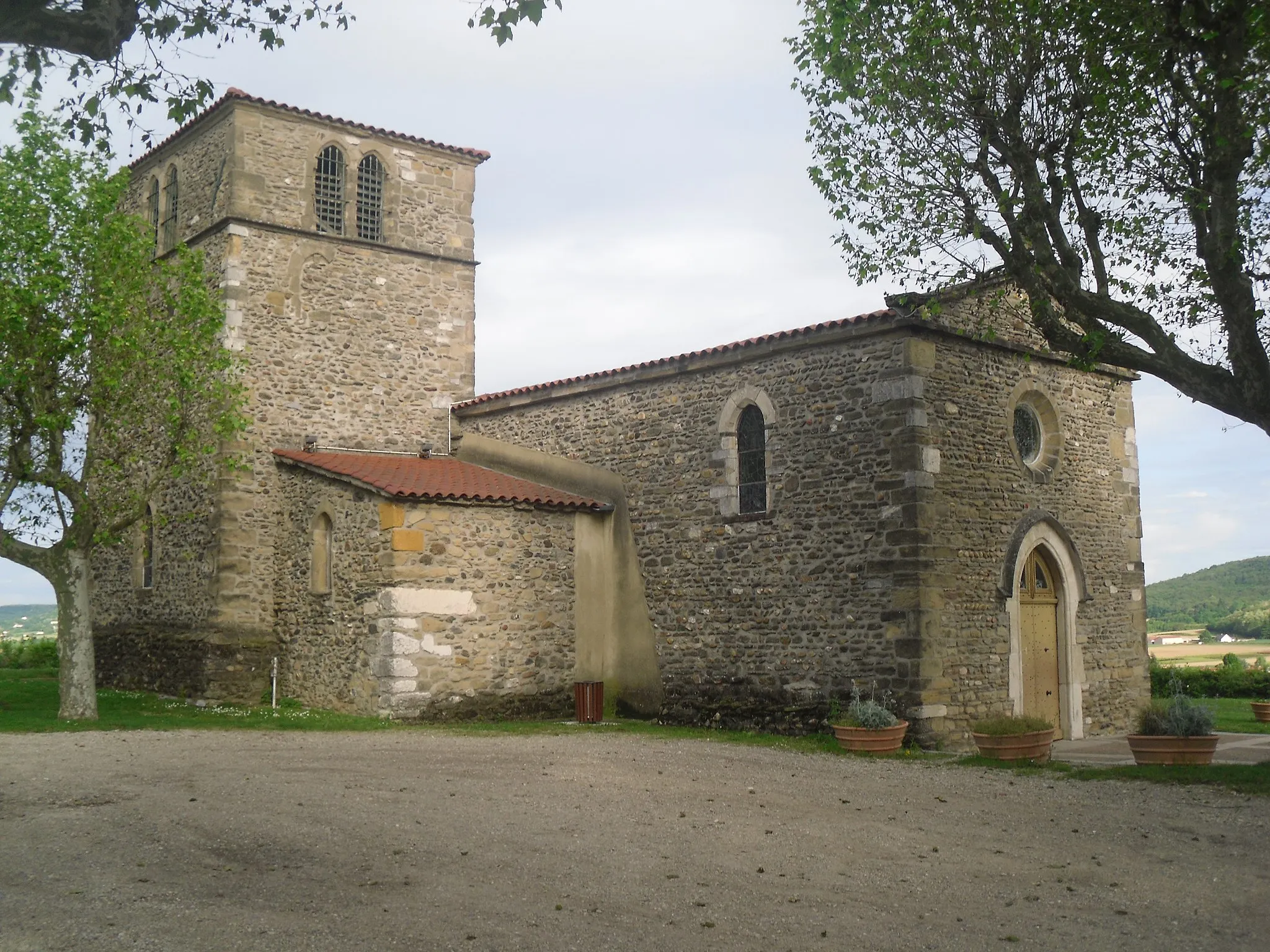 Photo showing: Eglise du village, surplombant celui-ci