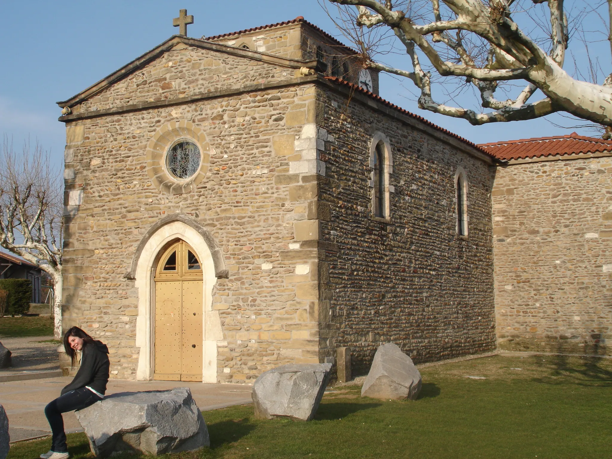 Photo showing: Communay (69) : L'église vue générale