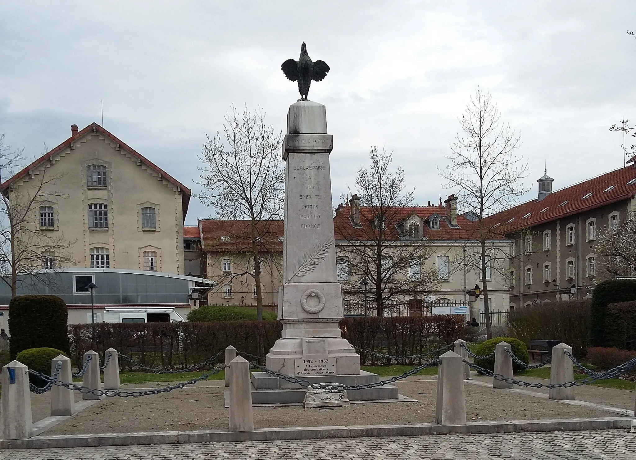 Photo showing: Vue sur le monument aux morts de la commune de Beaurepaire.