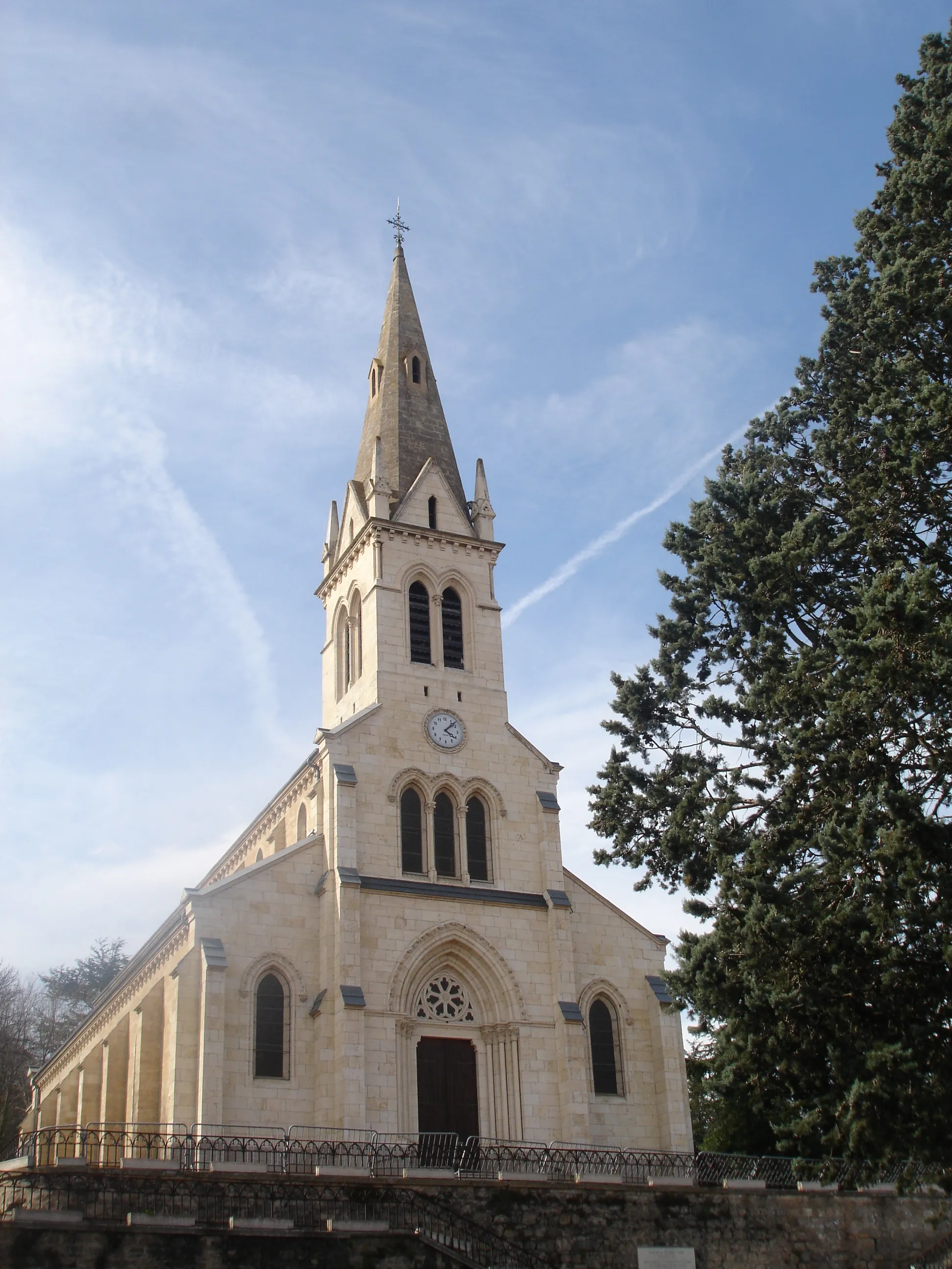 Photo showing: Vernaison (69) : L'église Saint-Denis.