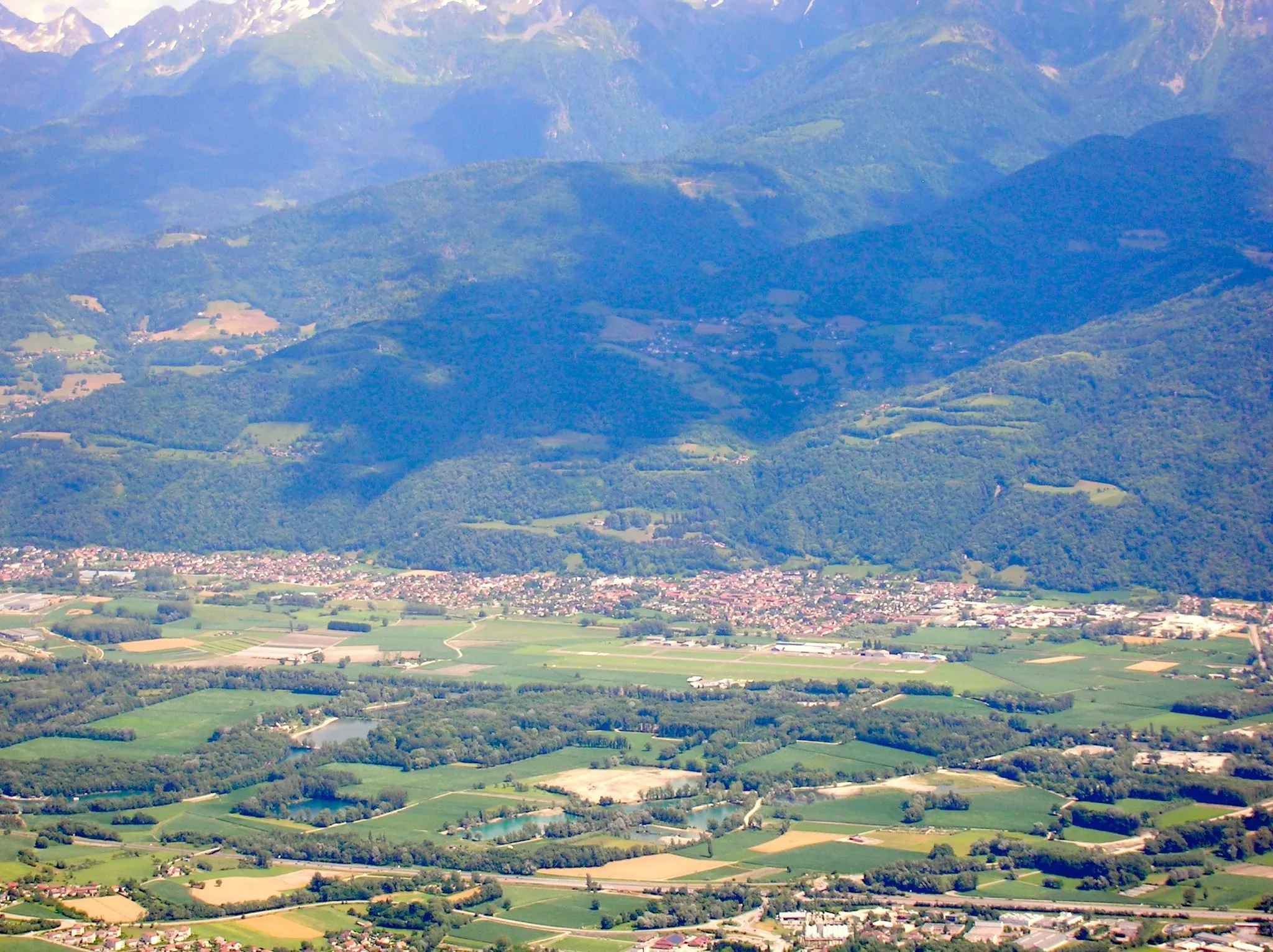 Photo showing: Vue générale de l'agglomeration grenoblois depuis le Fort St Eynard, Le Sappey-en-Chartreuse, Isère, France. Le Versoud, Aérodrome de Grenoble-Le Versoud, Saint-Jean-le-Vieux, Cité de Pruney  et bord de Villard-Bonnot, La Combe-de-Lancey, etc. (voir notes)